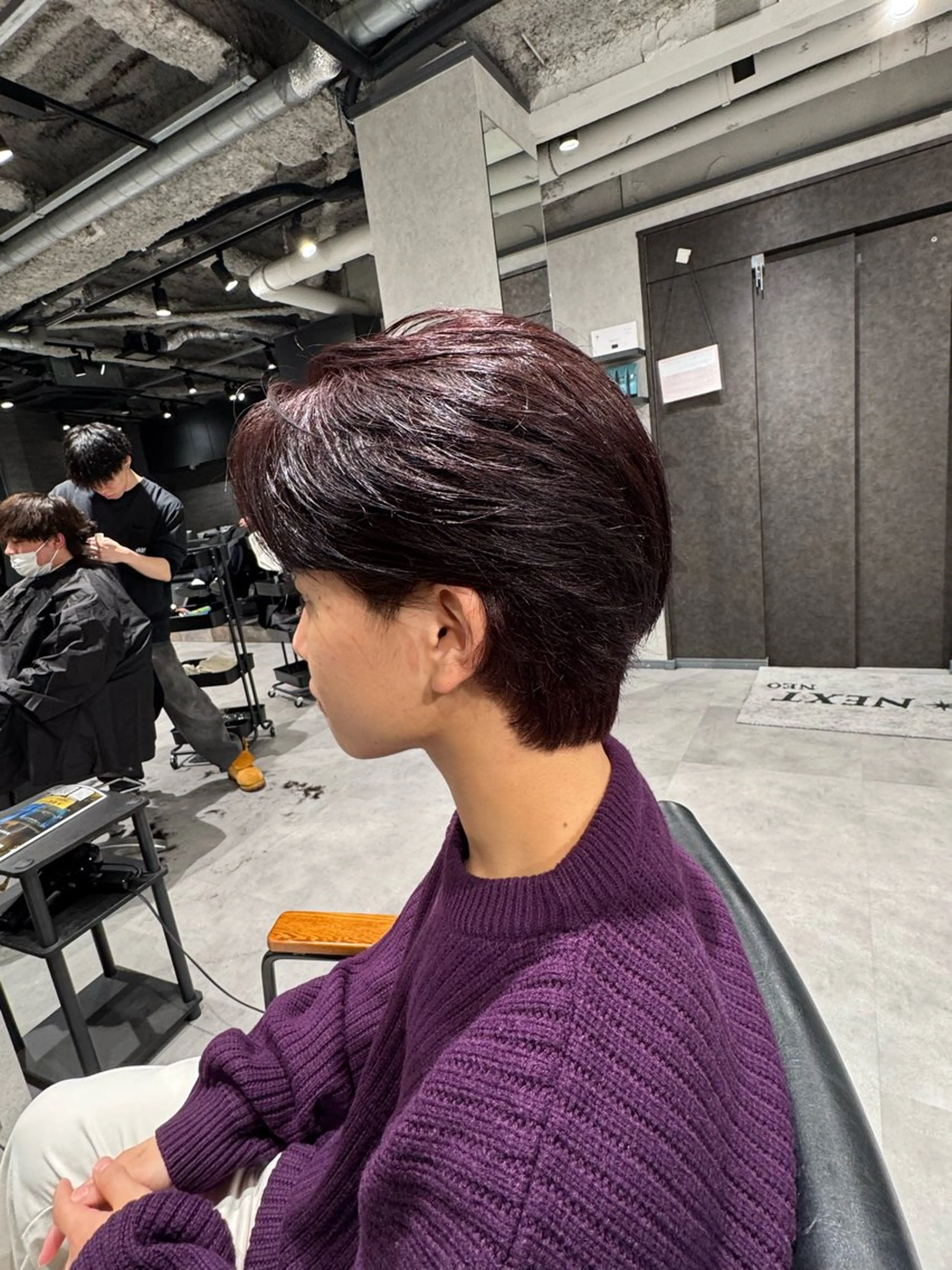 カラー メンズ レッドカラー カット ヘアカラー 毛流れ特化愁斗 センターパートパーマのヘアスタイル