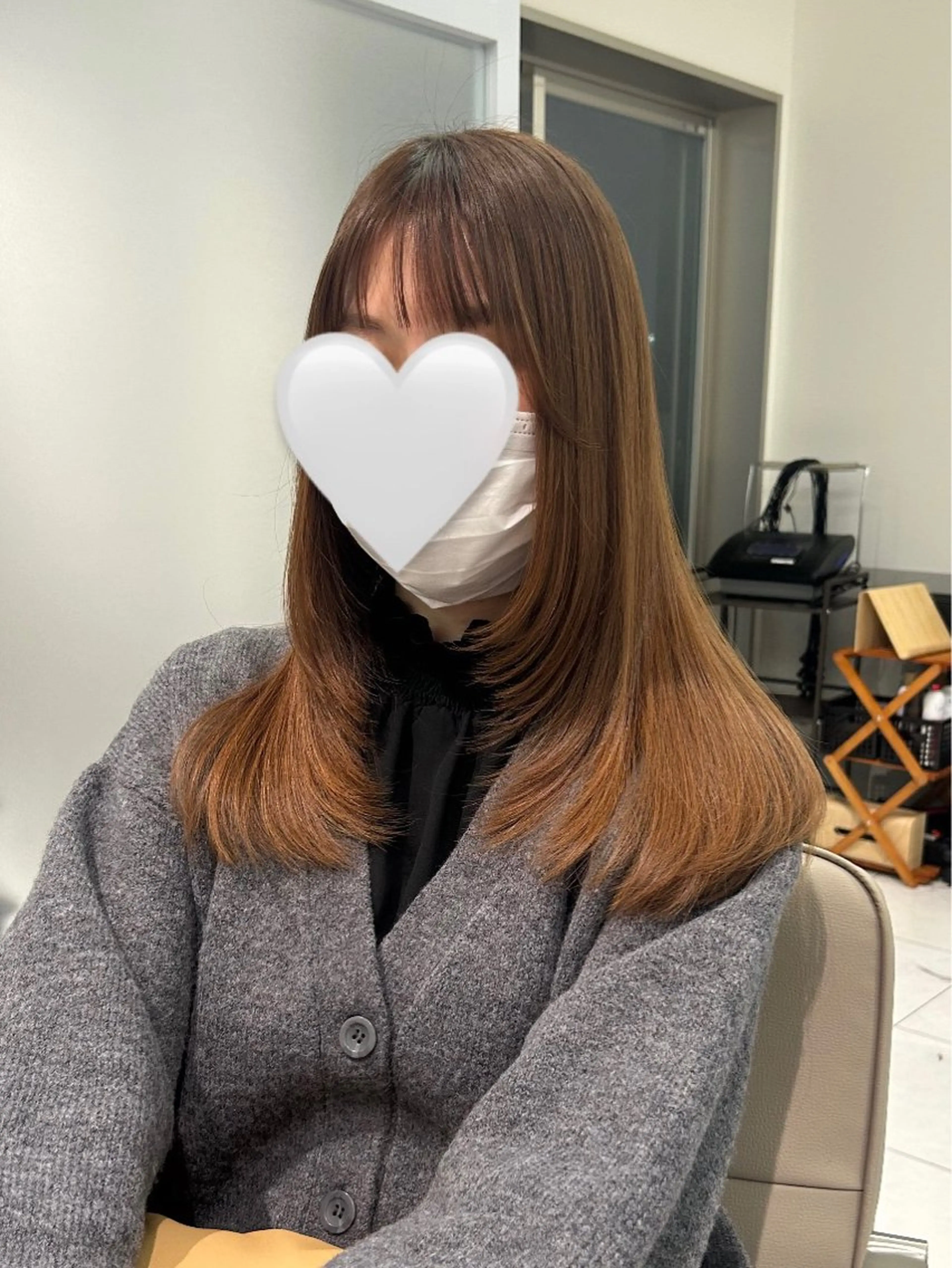 セミロング 顔周りカット レイヤーカット オリーブ/アッシュ やわらか透明感カラーのヘアスタイル