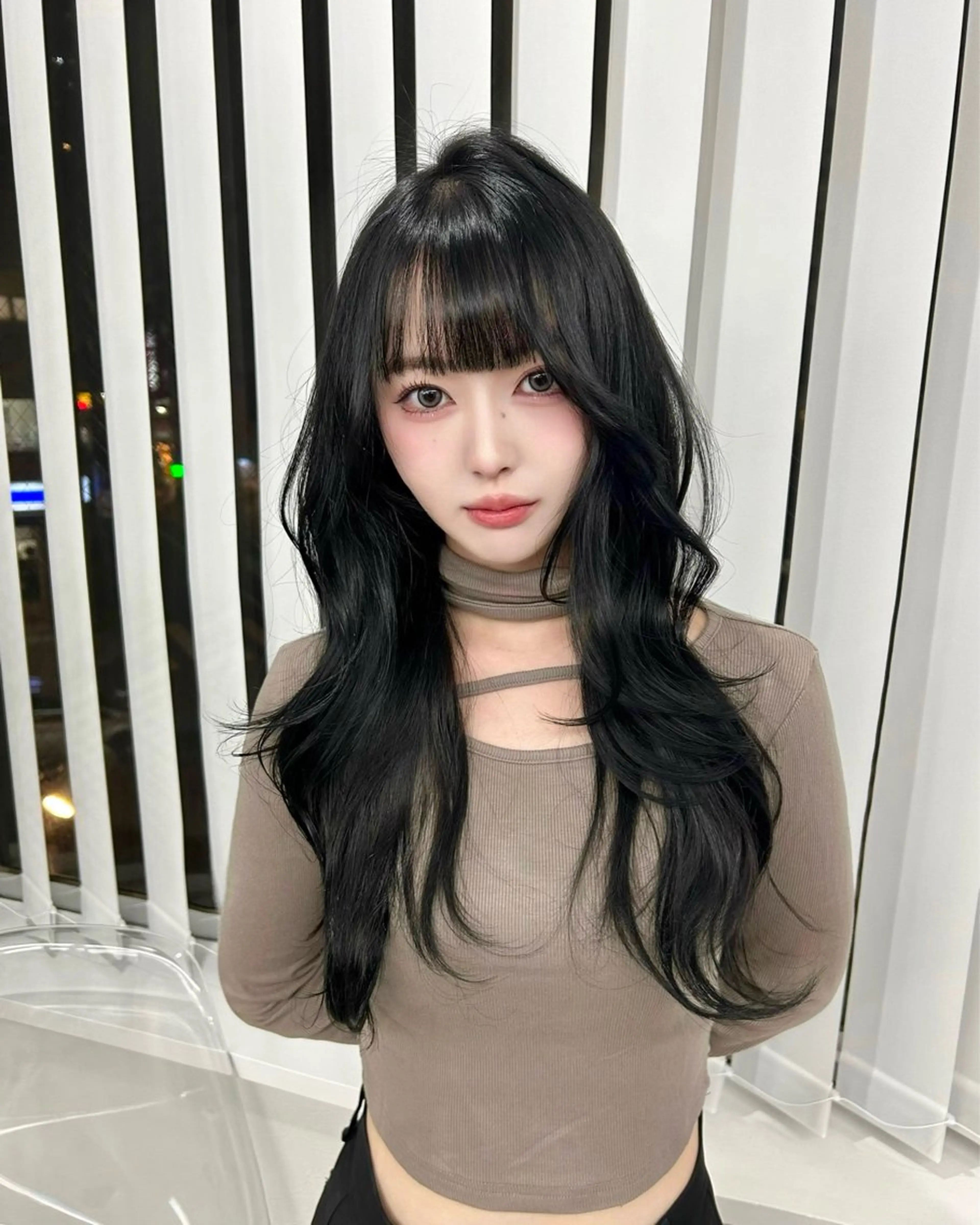 セミロング カラー 黒髪 ブルーカラー ブルーブラック レイヤーカット カット ヘアカラー LANDS所属・nanaka 🤍韓国ワンホンヘアのヘアスタイル