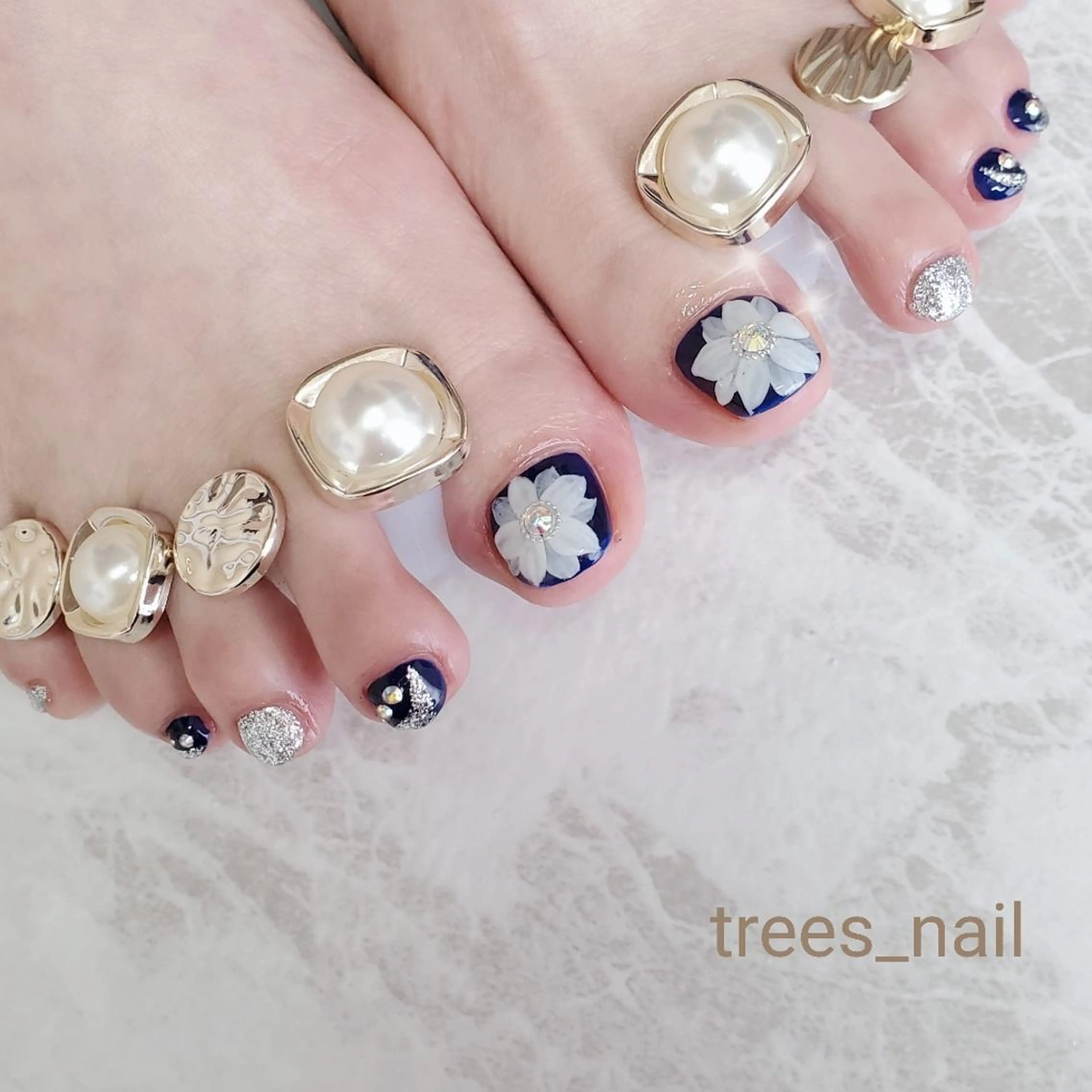 ネイル フラワーネイル フットネイル ラメ(グリッター) ネイビー シルバー ハンドネイル フットネイル trees_ nailのネイルデザイン