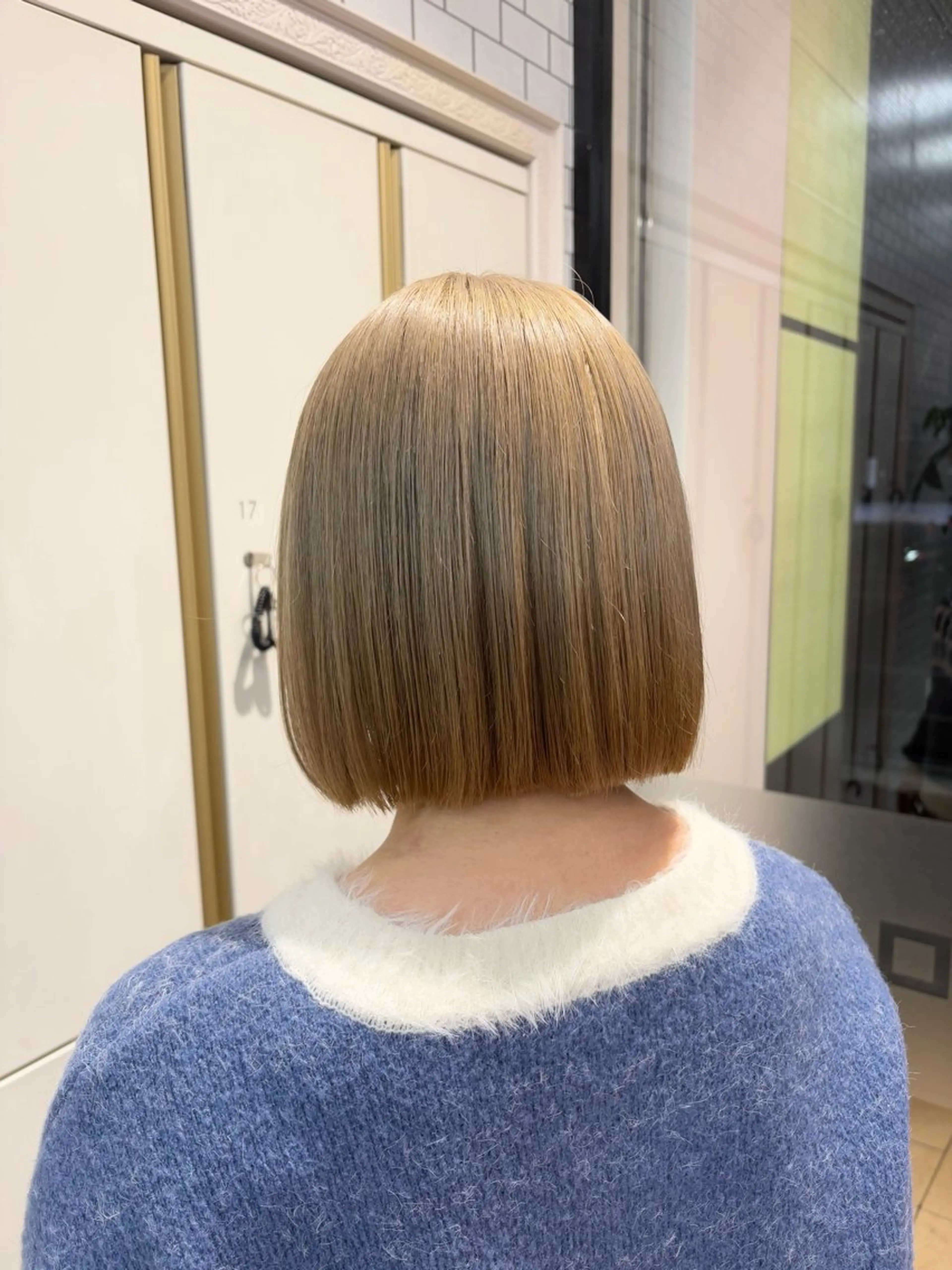 ショート カラー ベージュカラー ブリーチ ミルクティーベージュ ブリーチ🫧艶カラー レイヤー韓国ヘアのヘアスタイル