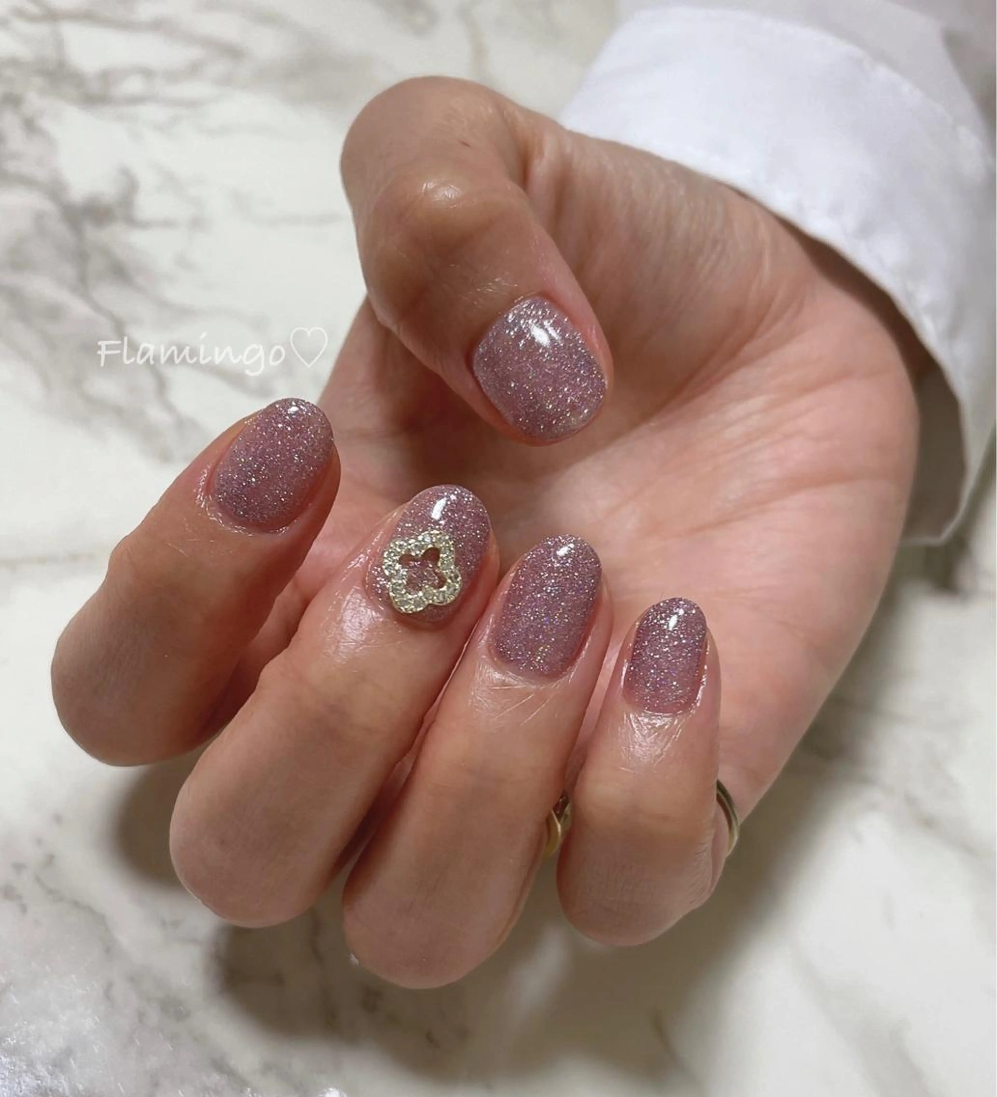 ミディアム ネイル フラッシュネイル ジェルネイル キラキラネイル ラメ(グリッター) ピンク シンプル／上品／爪育 ☺︎Flamingoのネイルデザイン