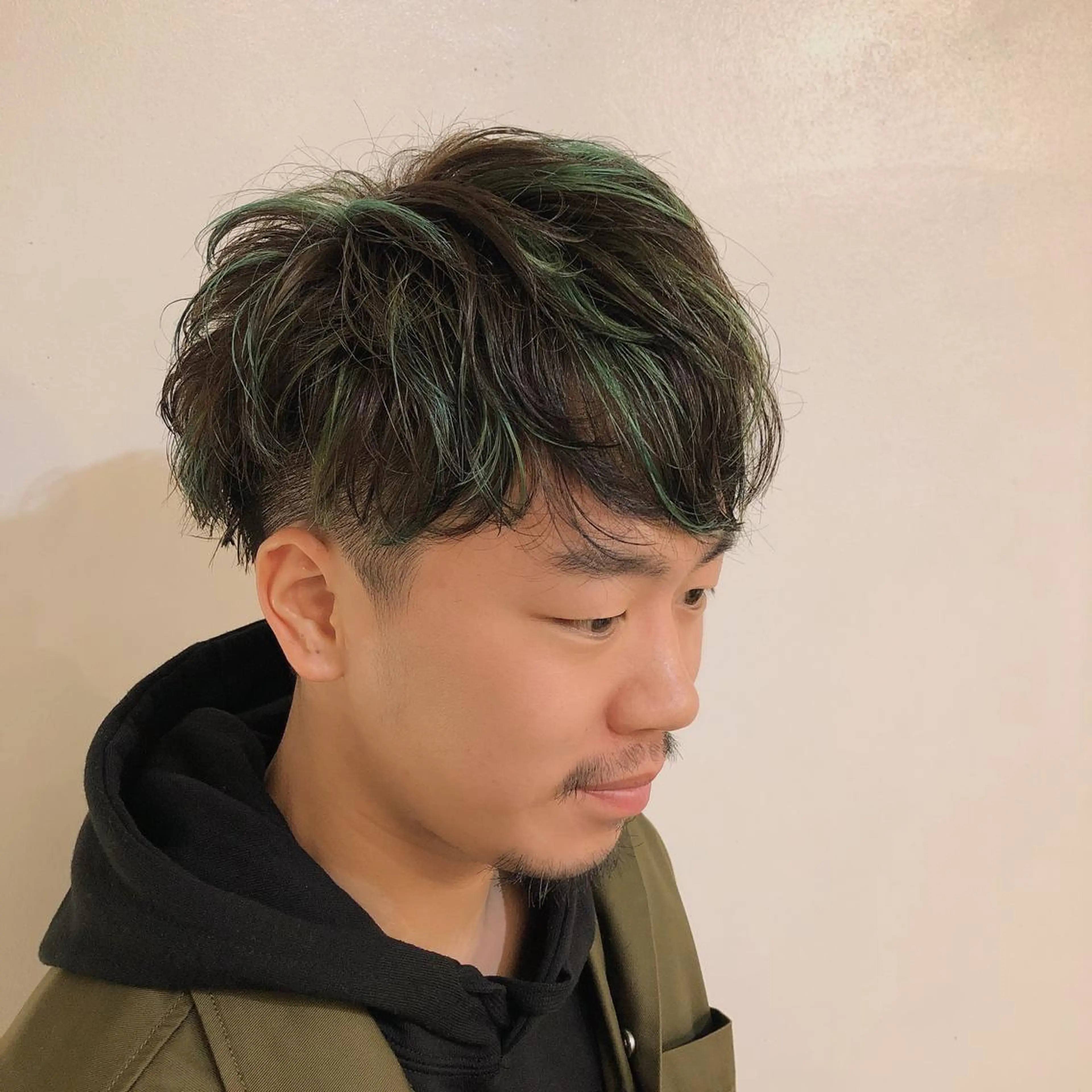 カラー メンズ メンズハイライト ツーブロック ハイライトカラー オリーブカラー h a k u 大倉 卓人のヘアスタイル
