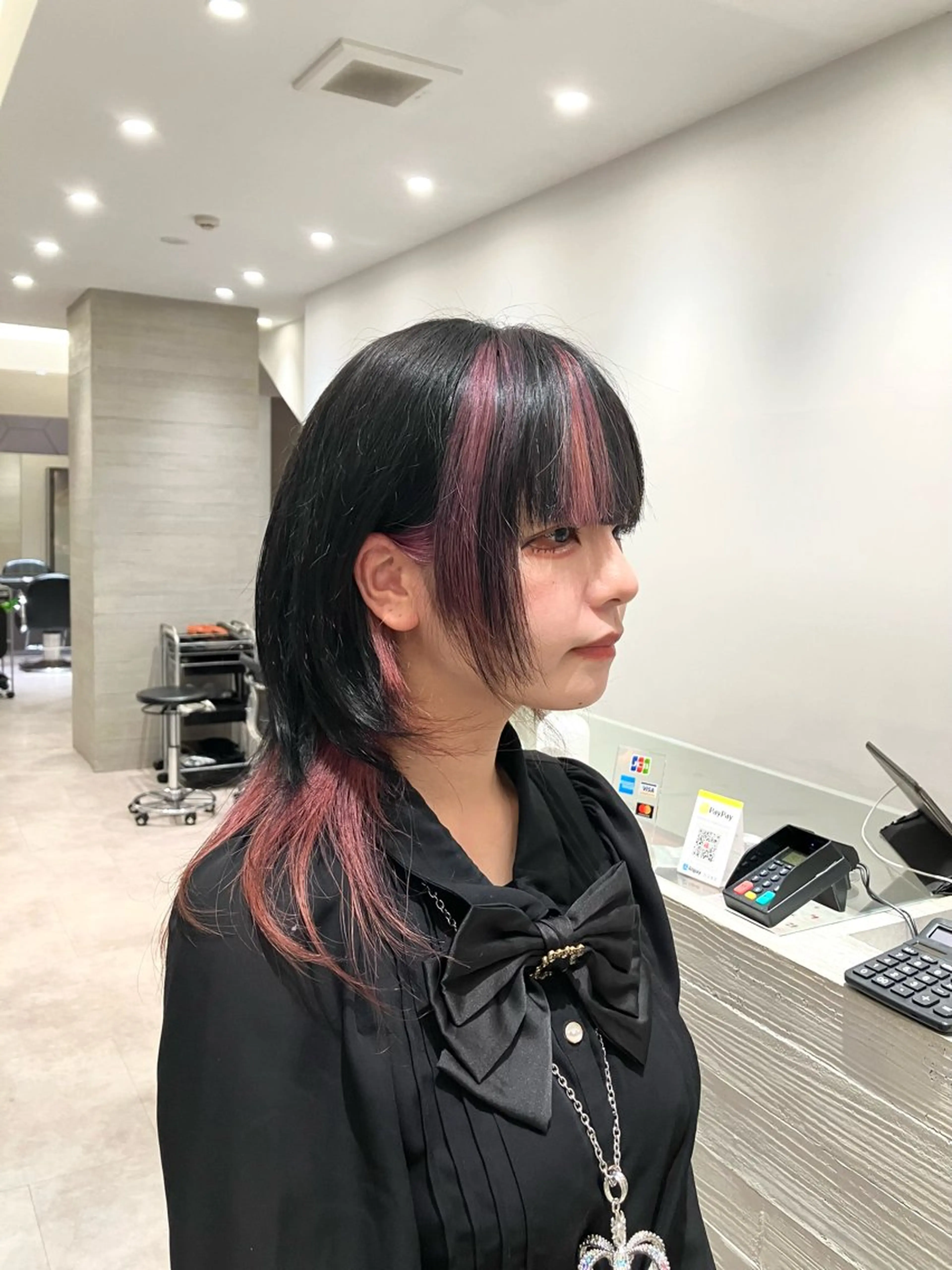 セミロング カラー デザインカラー ピンクカラー サキ🤍ハイトーン 🩰くびれ巻きヘアのヘアスタイル