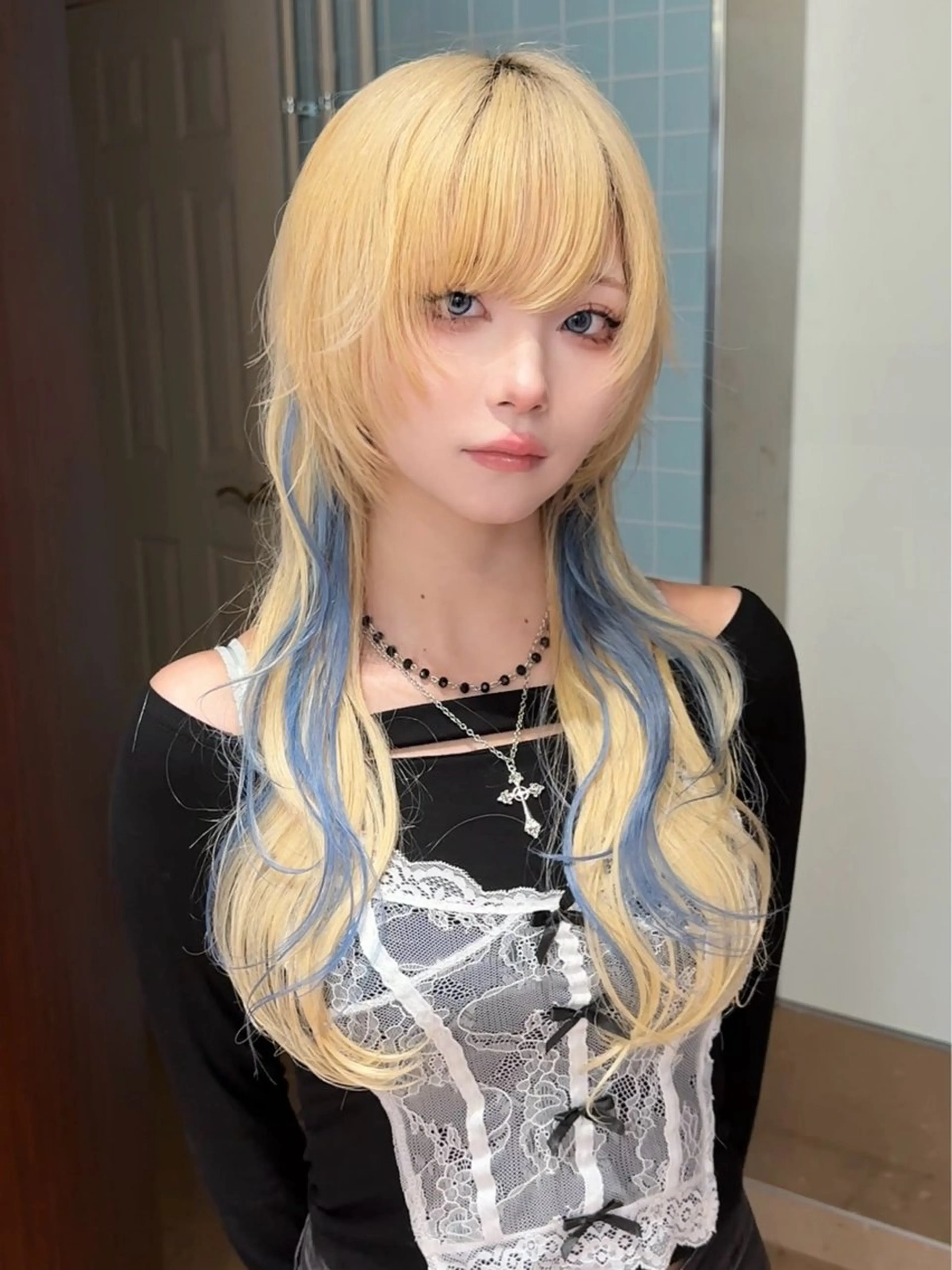 セミロング カラー ブリーチ デザインカラー ハイトーンカラー エクステ 顔まわりレイヤー ウルフ/レイヤー/ 渋谷🔮西村 悠大のヘアスタイル