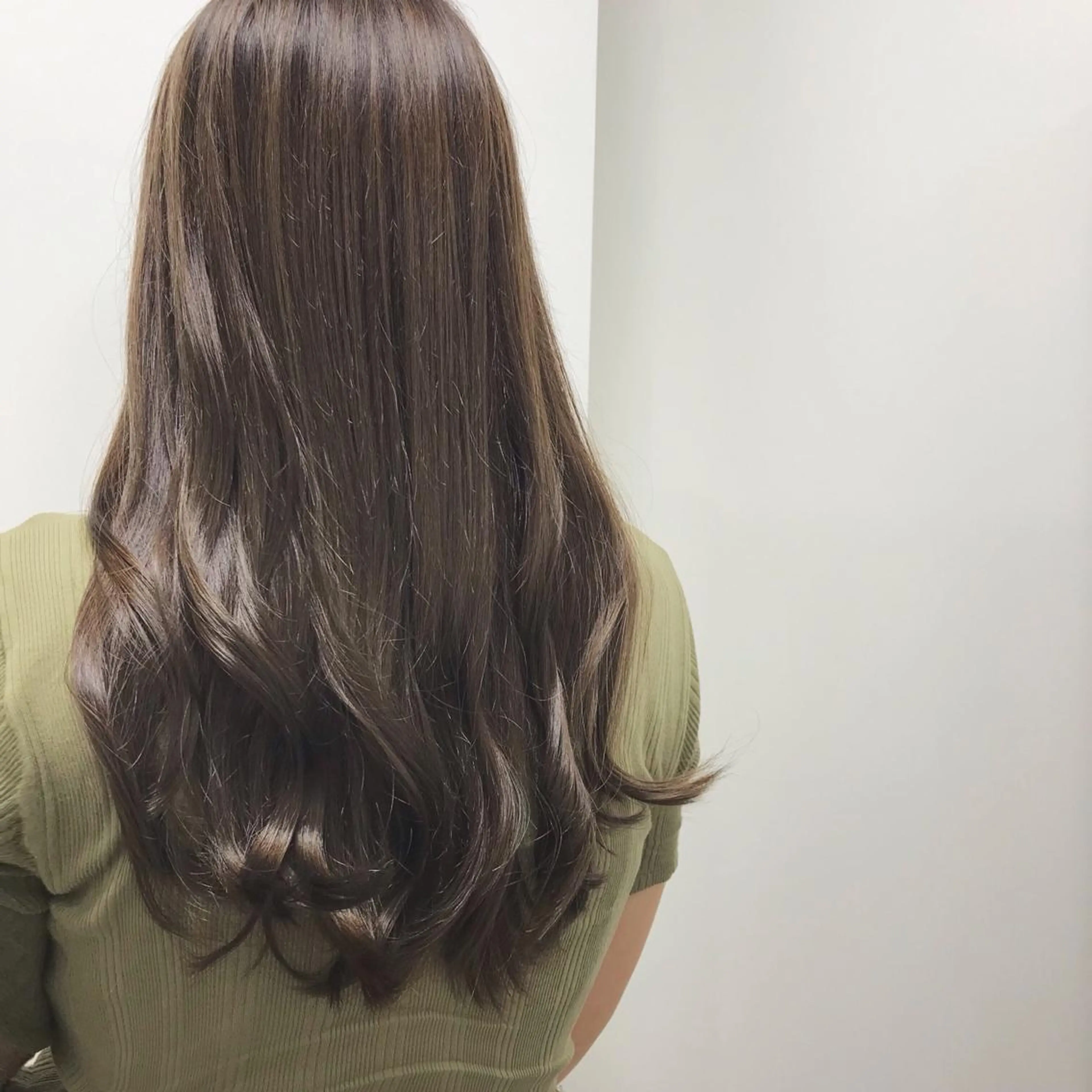 ロング カラー ベージュカラー ダブルカラー オリーブベージュ HARUNA🤍 色持ち良いツヤ髪のヘアスタイル