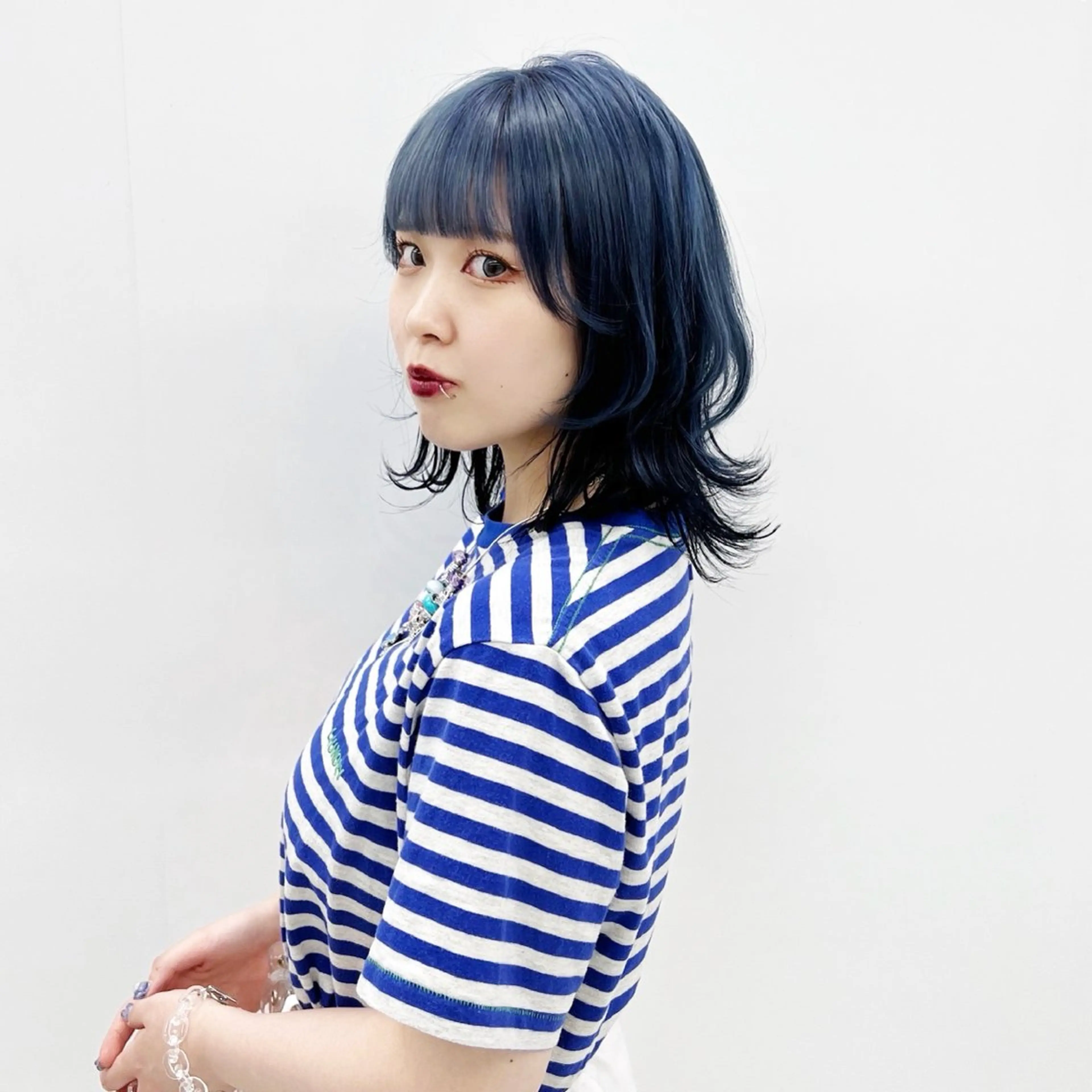 ミディアム カラー ヘアアレンジ ミディアムレイヤー ミストバング ブリーチ ブルーカラー デザインカラー ヘアカラー トリートメント 大橋 拓巳のヘアスタイル
