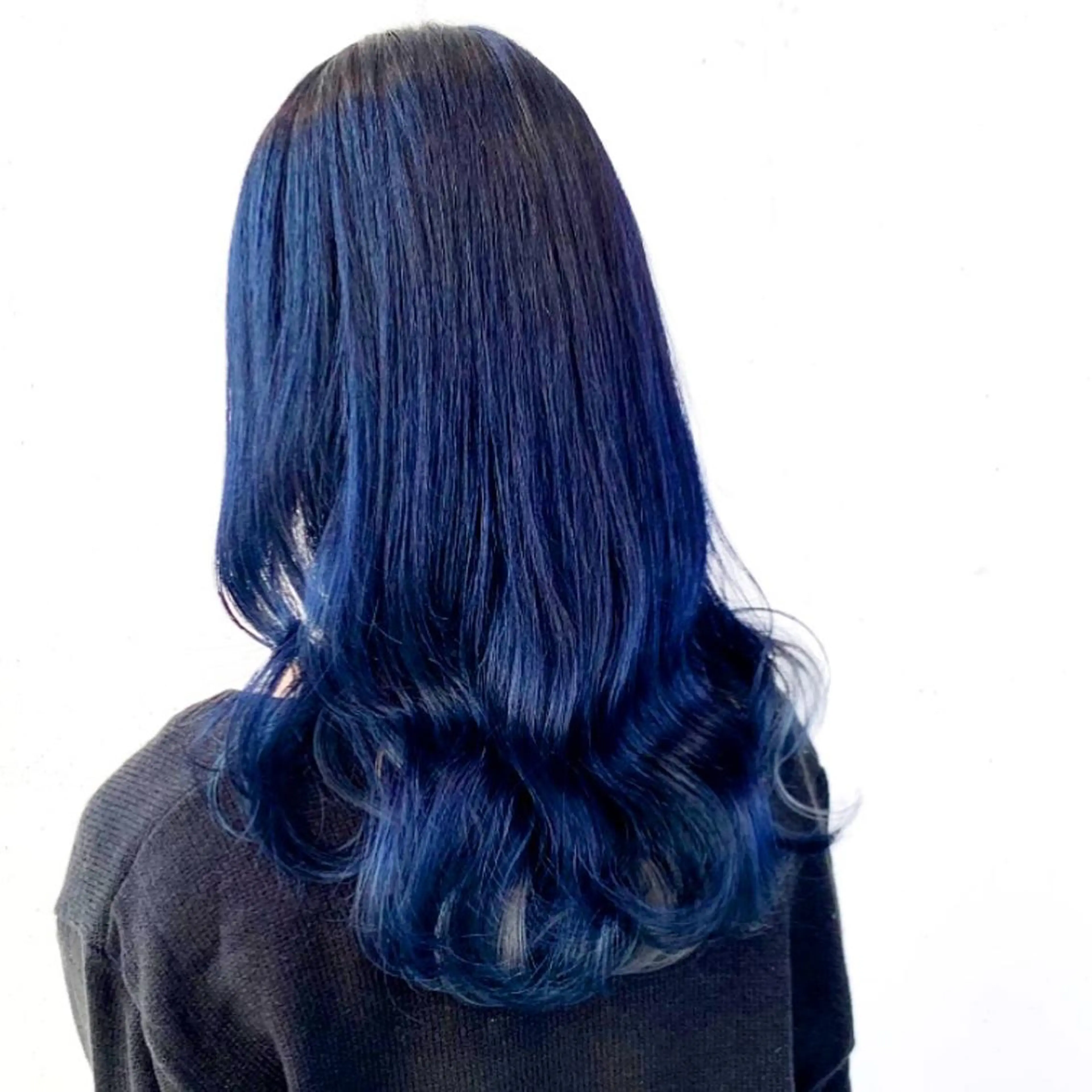 ミディアム カラー ブリーチ ブルーカラー ブルージュ ヘアカラー トリートメント AILEE所属・ウルフカット レイヤーカット上柿のヘアスタイル