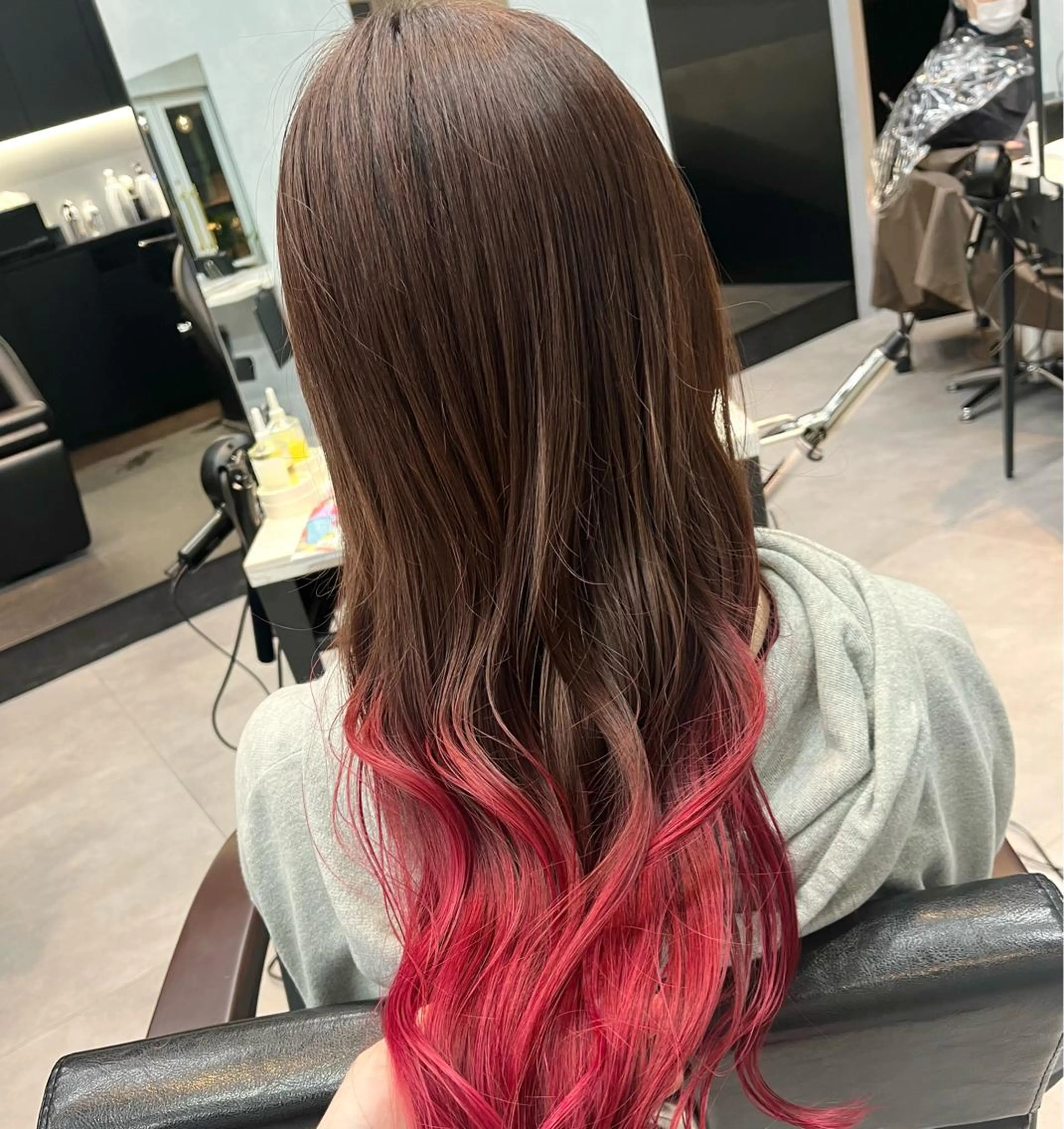 ロング カラー グラデーションカラー レッドカラー カット ヘアカラー tomoka 推しカラーのヘアスタイル