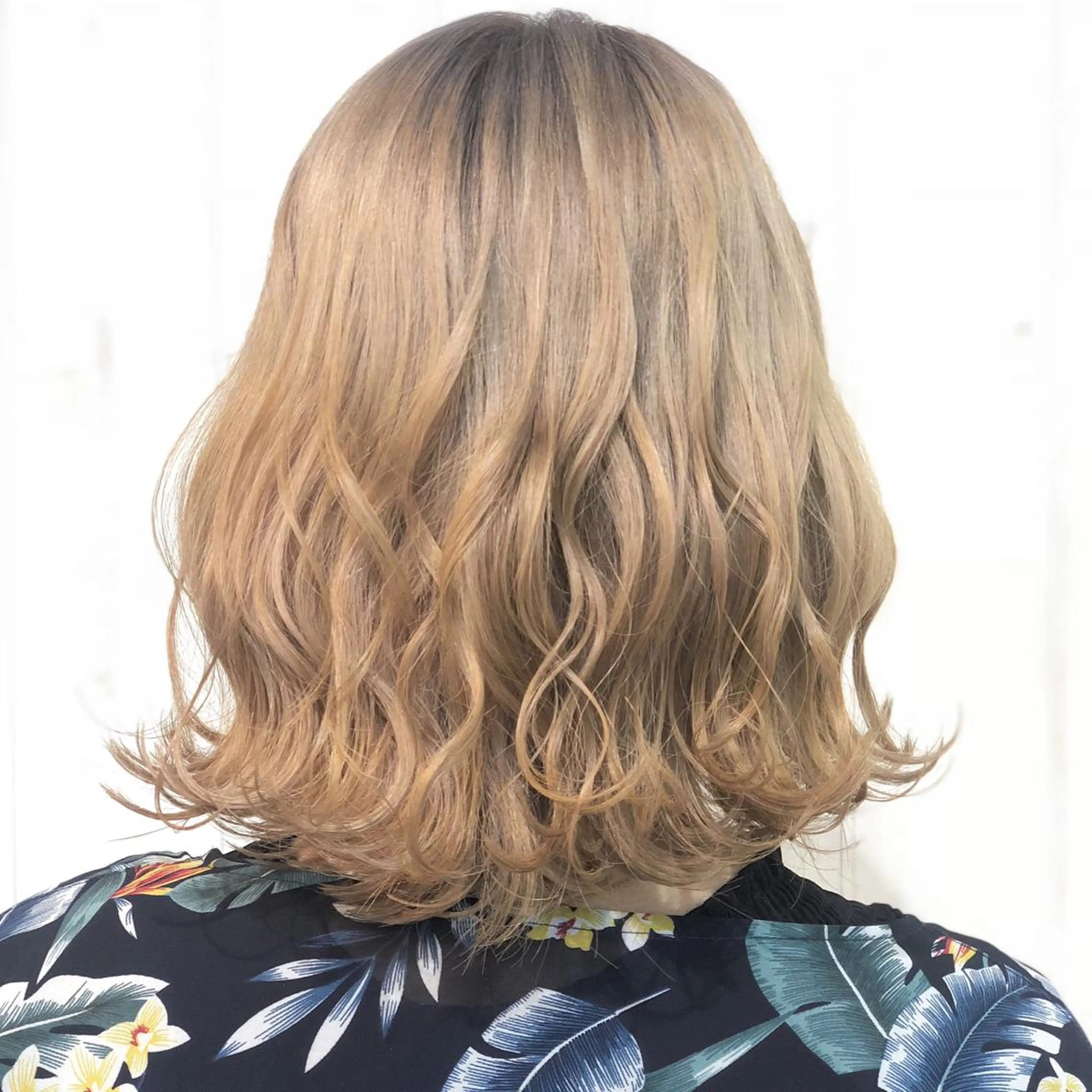 ミディアム カラー アッシュ ベージュカラー ブリーチ ケアブリーチ ホワイトアッシュ 縮毛矯正⭐️ TAKAHIROのヘアスタイル