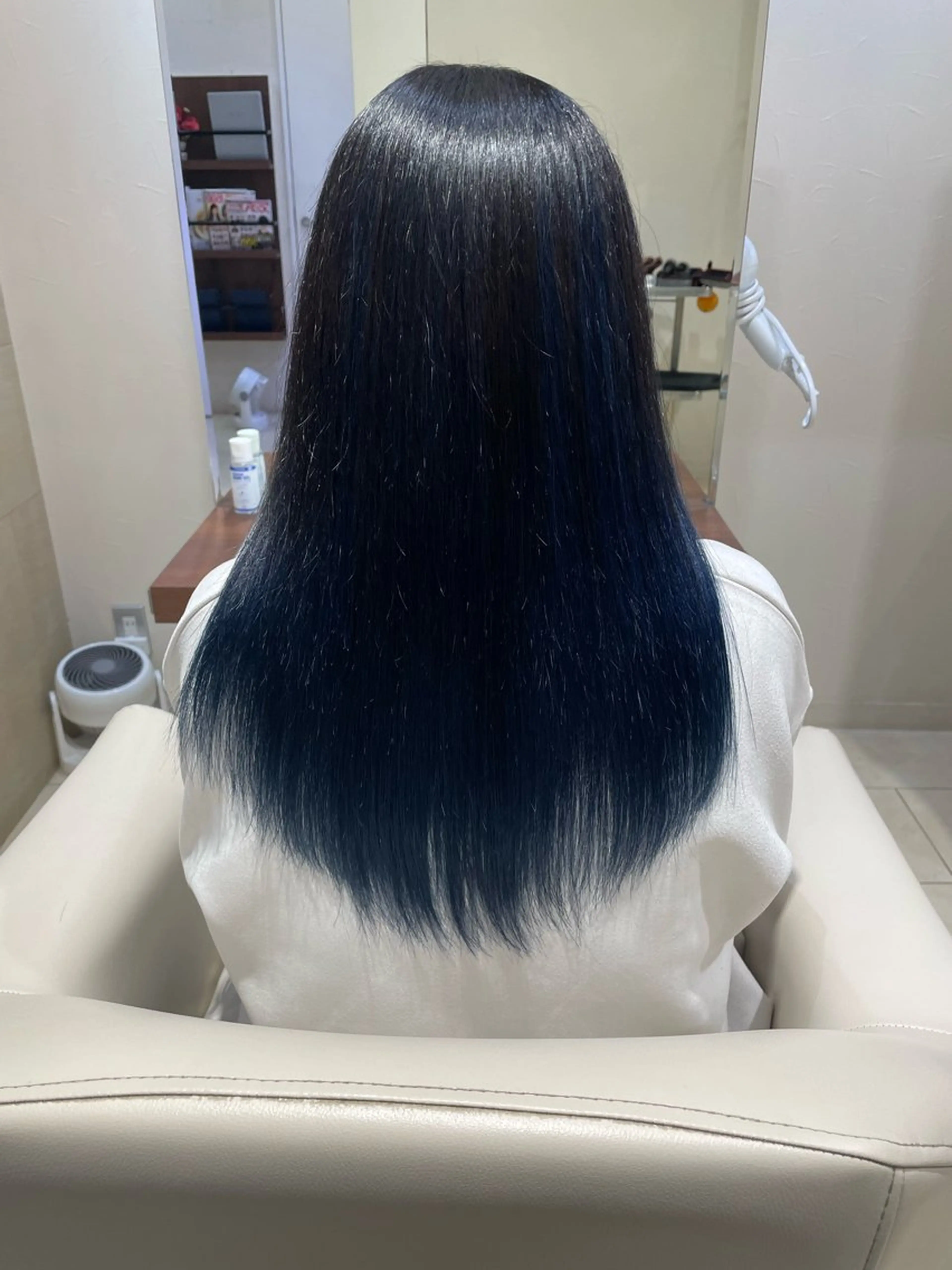 ロング カラー ブリーチ ブルーカラー グラデーションカラー トリートメント 森 邑奈のヘアスタイル
