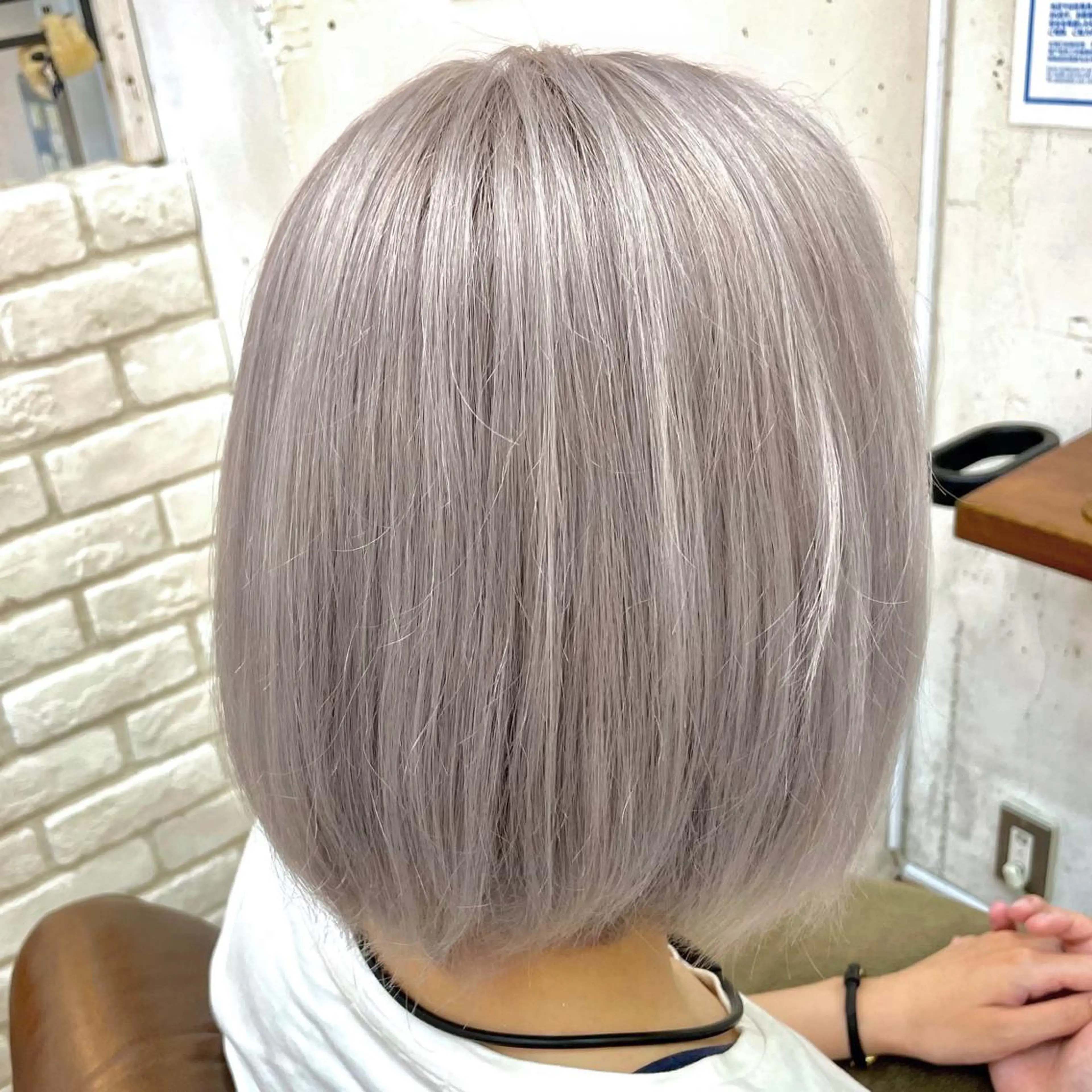 ミディアム カラー ブリーチ シルバー ホワイトシルバー メンズパーマ 本多のヘアスタイル