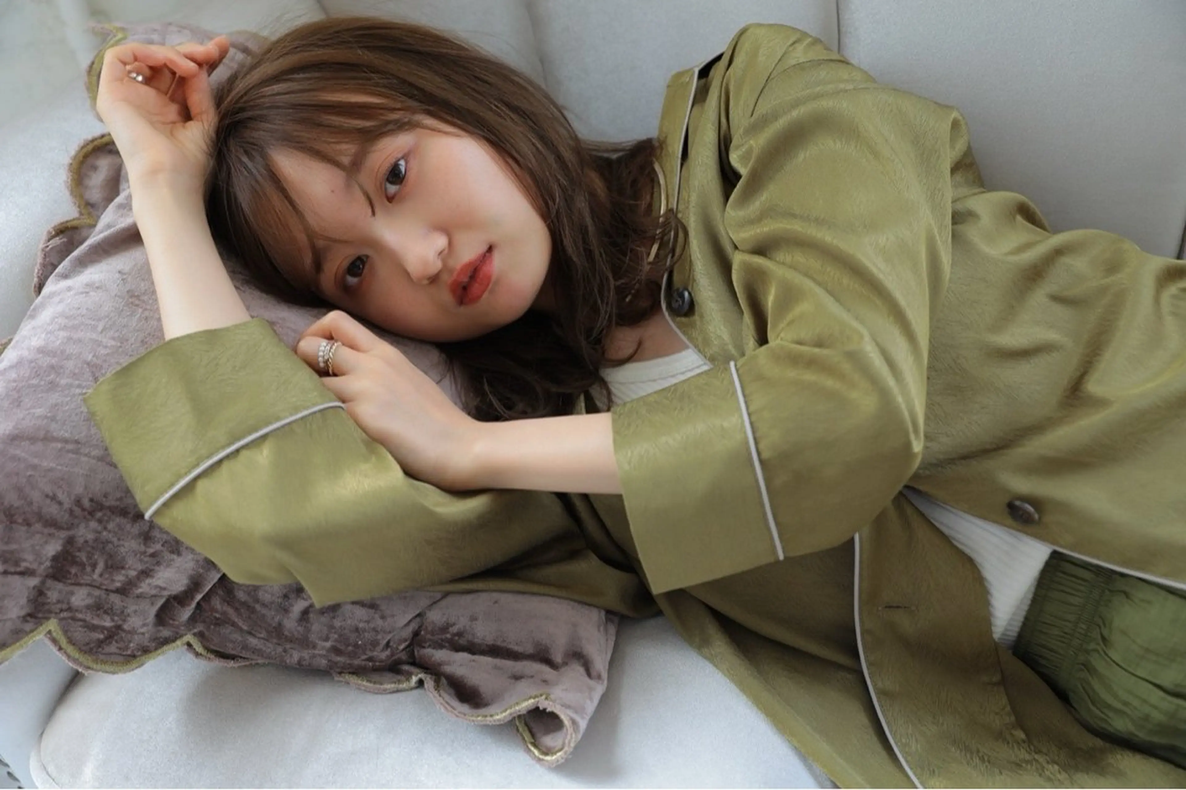 ミディアム アッシュ 顔周りカット 髪質改善 韓国風ヘア レイヤーカット 藤原 侑香のヘアスタイル