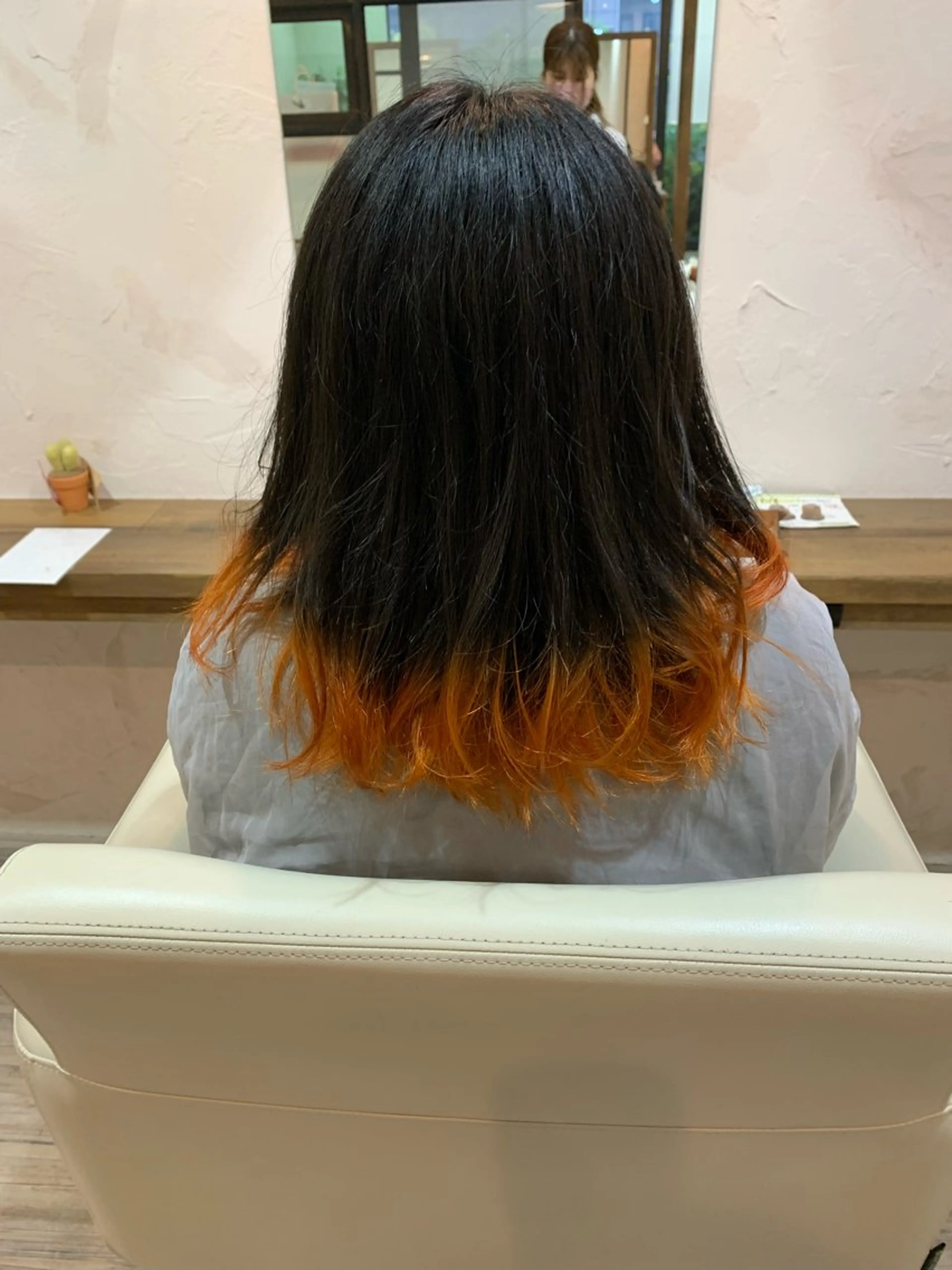 カラー ブリーチ グラデーションカラー オレンジ 礒谷 夏帆のヘアスタイル