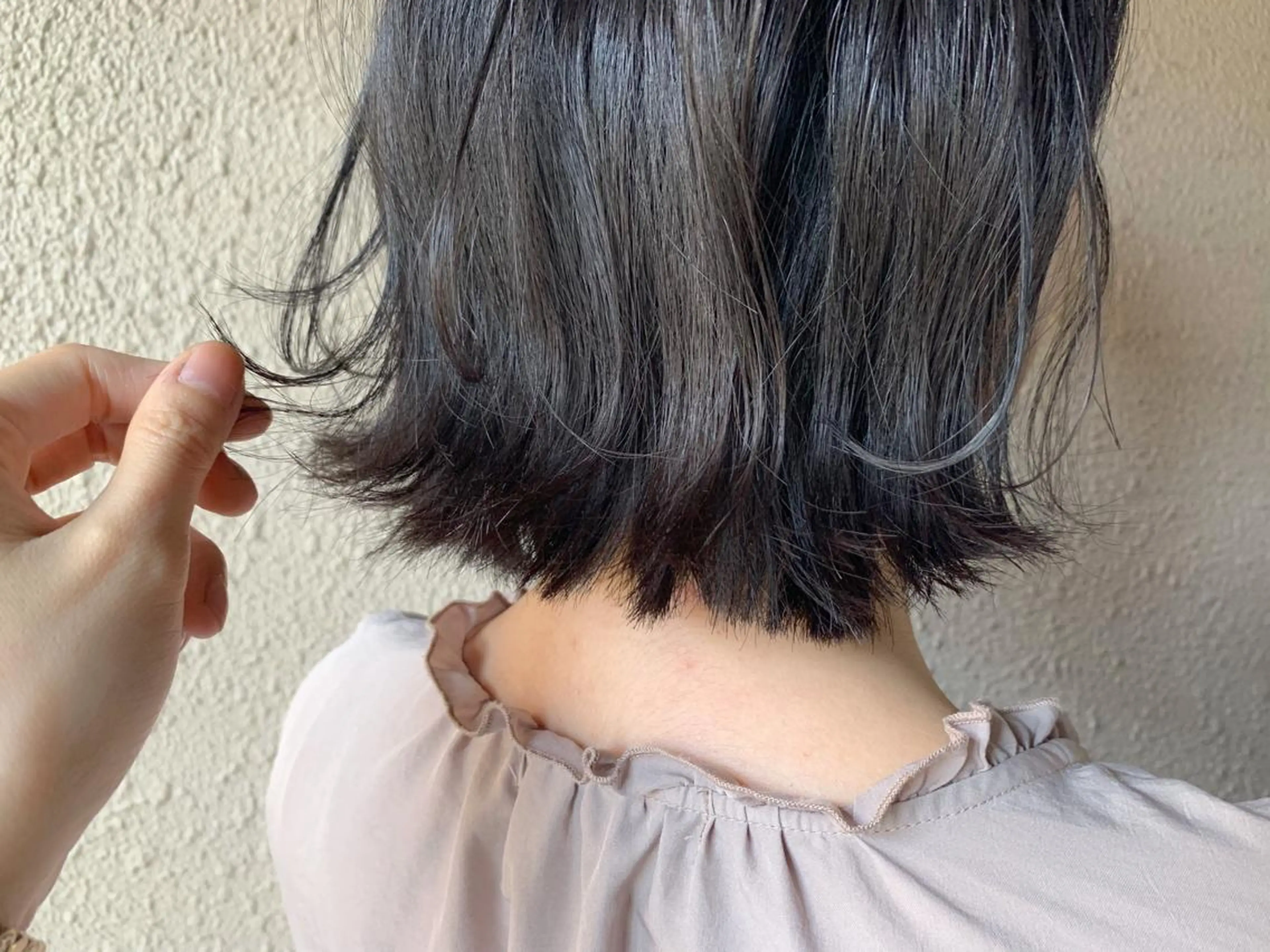 ショート カラー アッシュ 黒髪 ボブ 外ハネヘア サダハルカ |chouetteのヘアスタイル