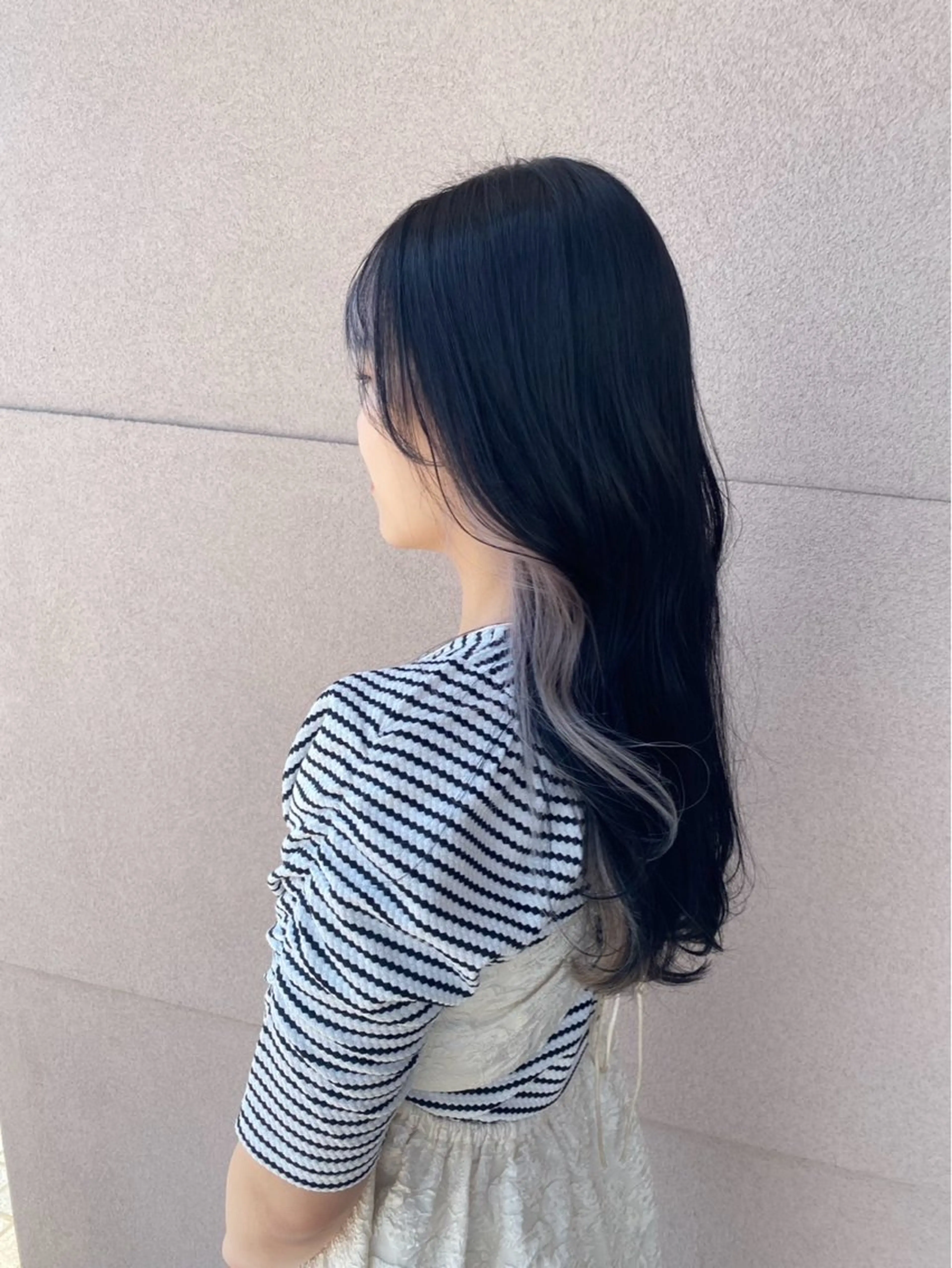 ロング カラー ブリーチ 透明感カラー イヤリングカラー シルバー Lien.テラダ 各務原スタイリストのヘアスタイル