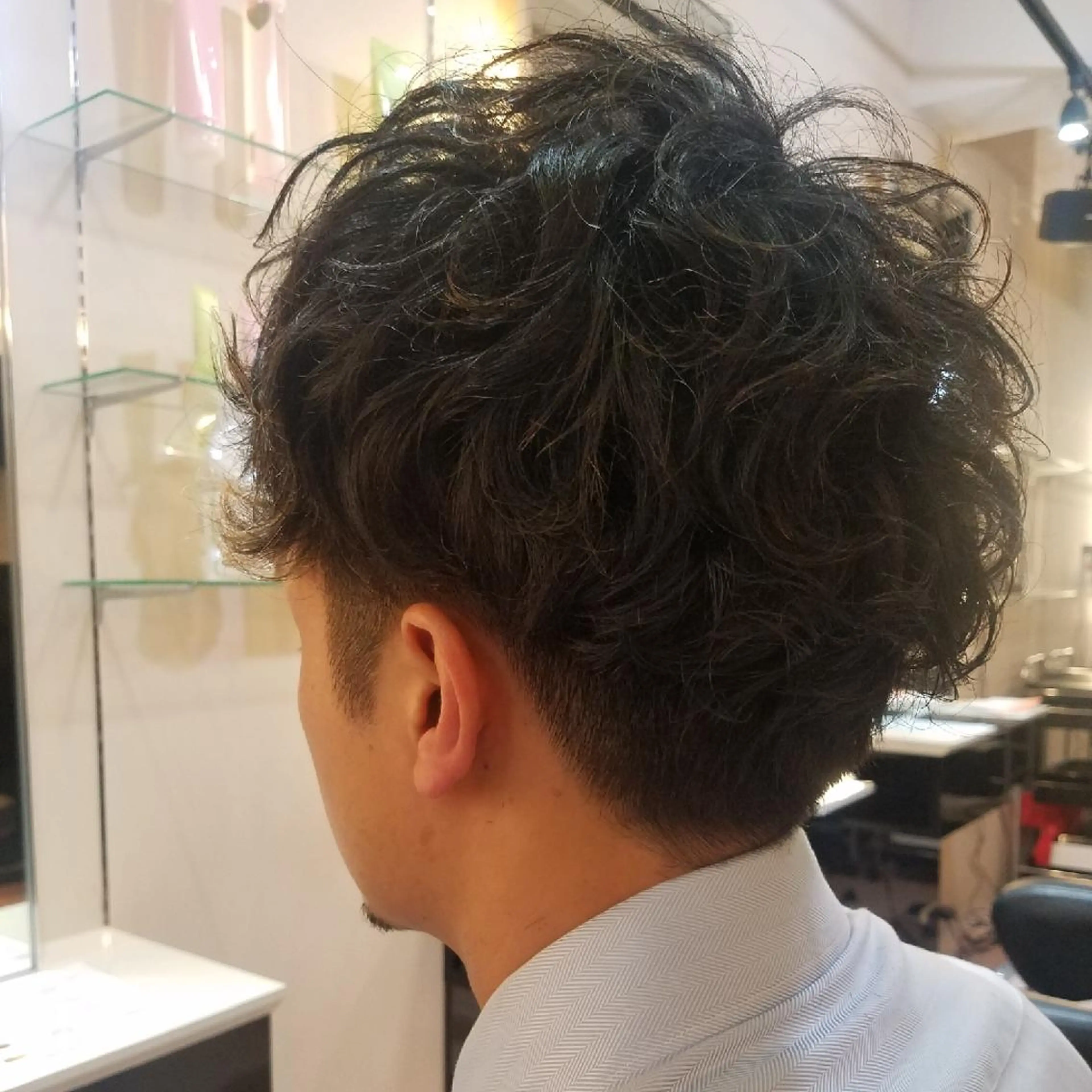ミディアム パーマ メンズ ミディアムパーマ ビジネス メンズパーマ カット パーマ To-kai所属・内村 純也のヘアスタイル