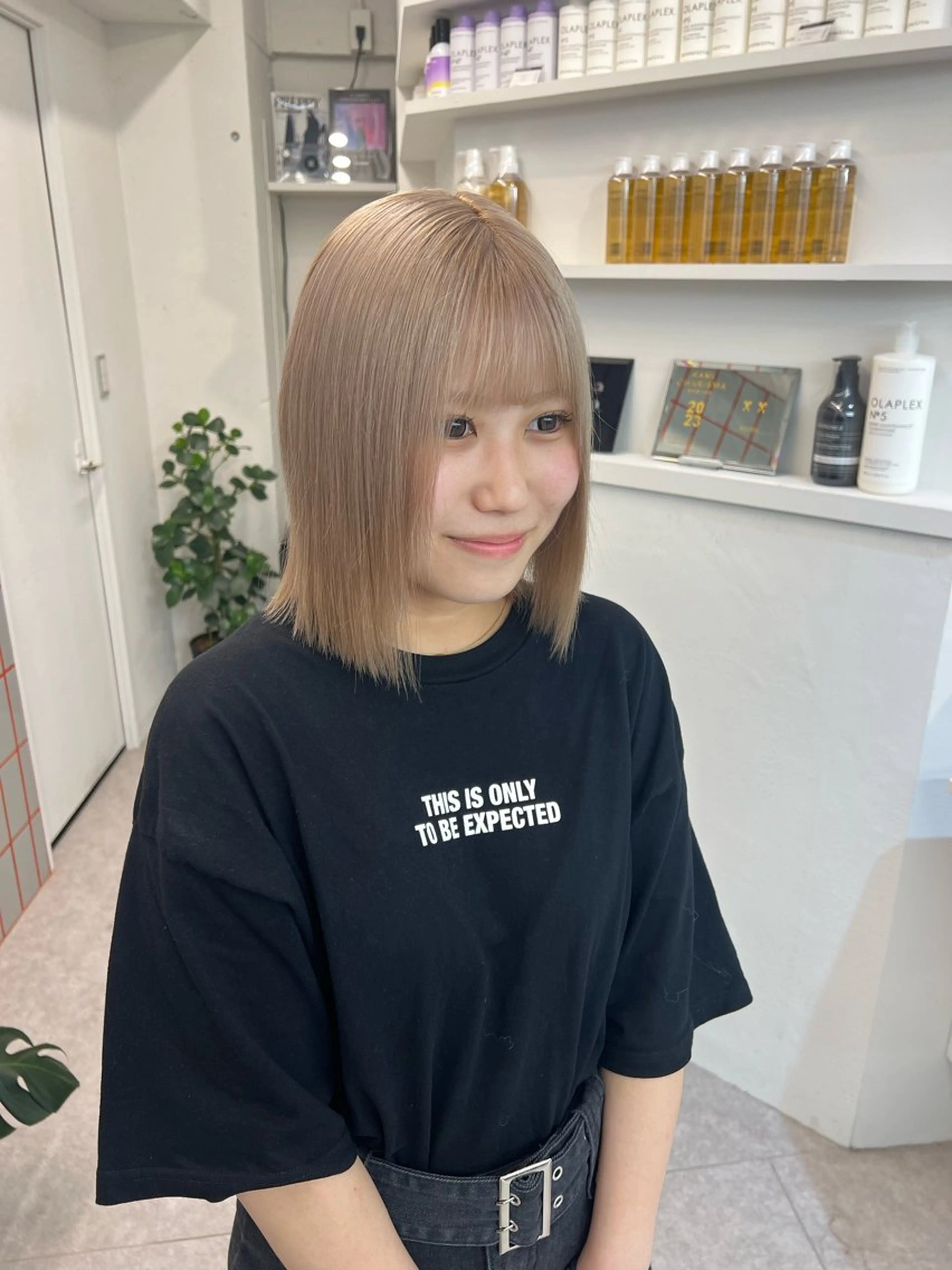 ショート カラー ベージュカラー ブリーチ ハイトーンカラー オリーブベージュ オリーブカラー ヘアカラー 小川 陽菜のヘアスタイル