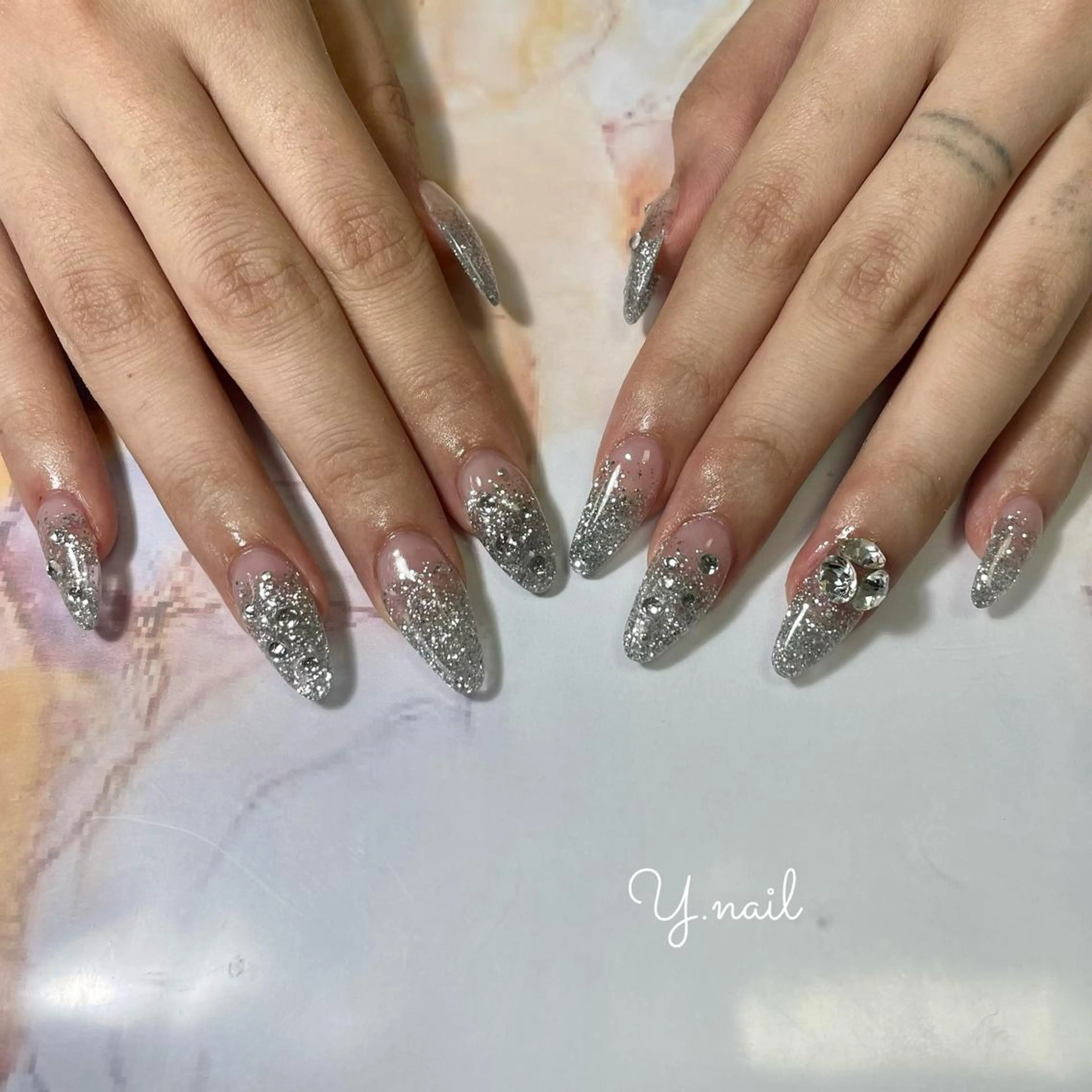 ネイル ストーンネイル Feliz所属・Feliz 楽しいネイルサロンのネイルデザイン