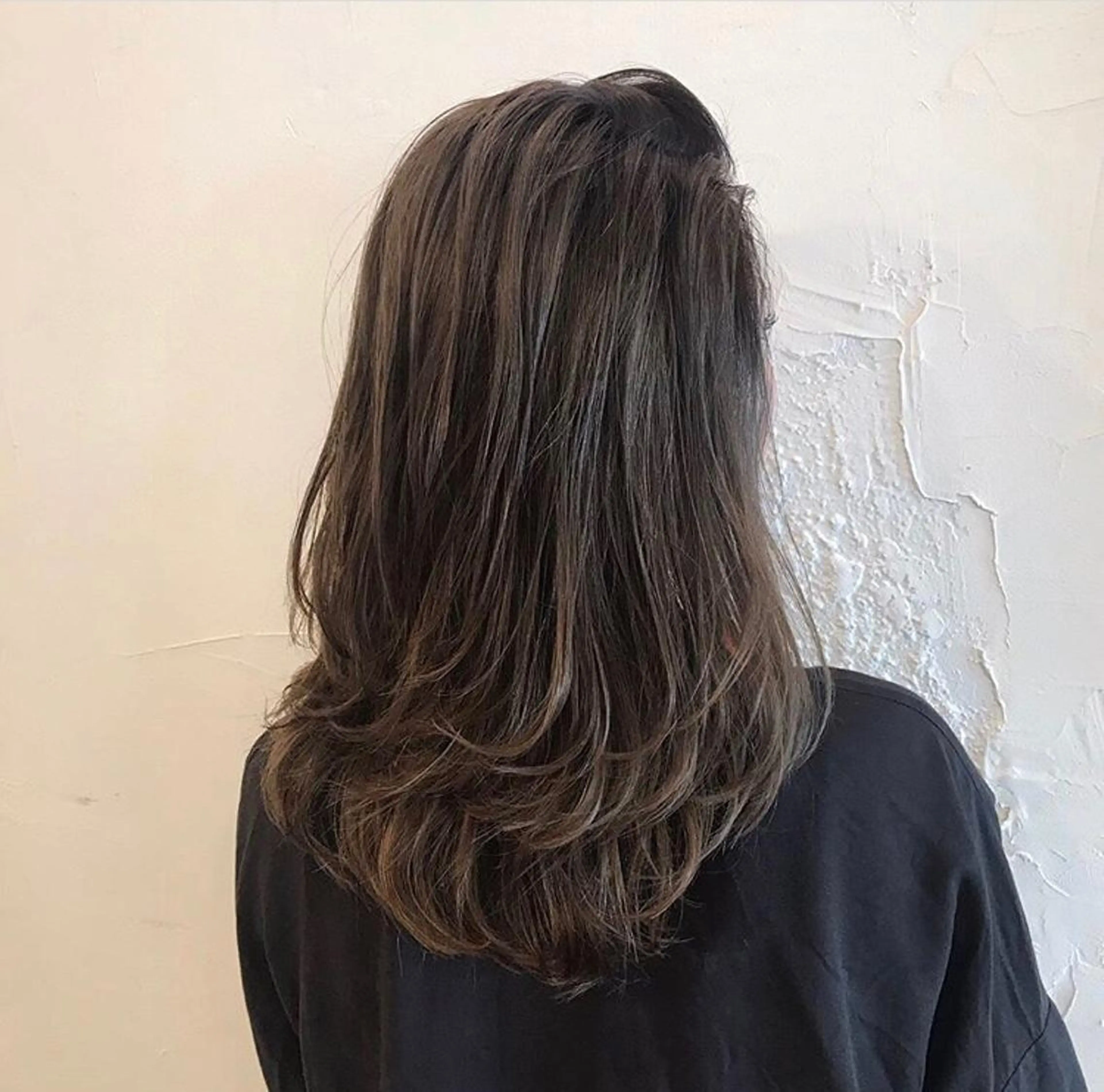 セミロング カラー ブリーチ 透明感カラー ブリーチなしカラー レイヤーカット カット 店長　安野 諒のヘアスタイル