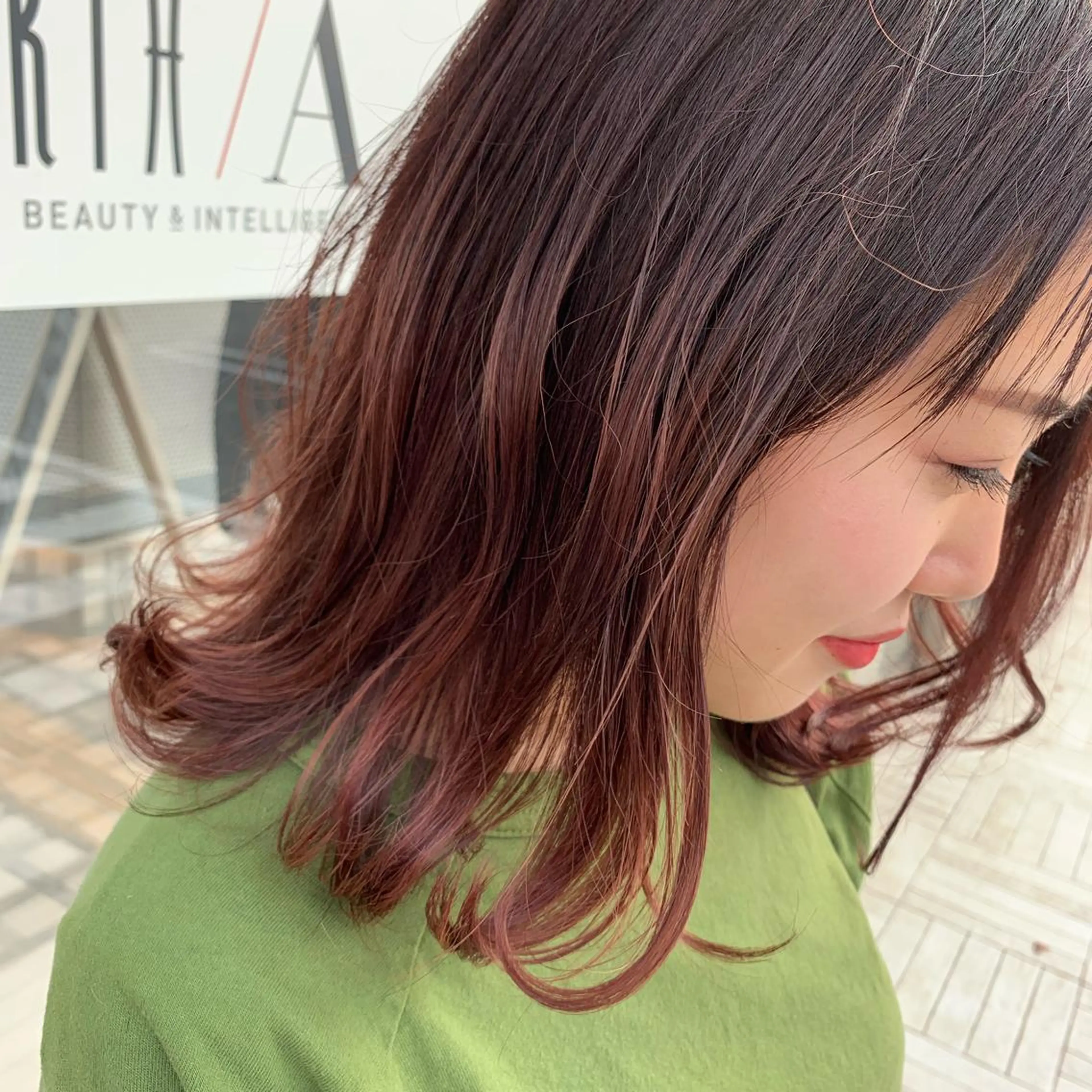 セミロング カラー グラデーションカラー レッドカラー 畠山 華奈のヘアスタイル