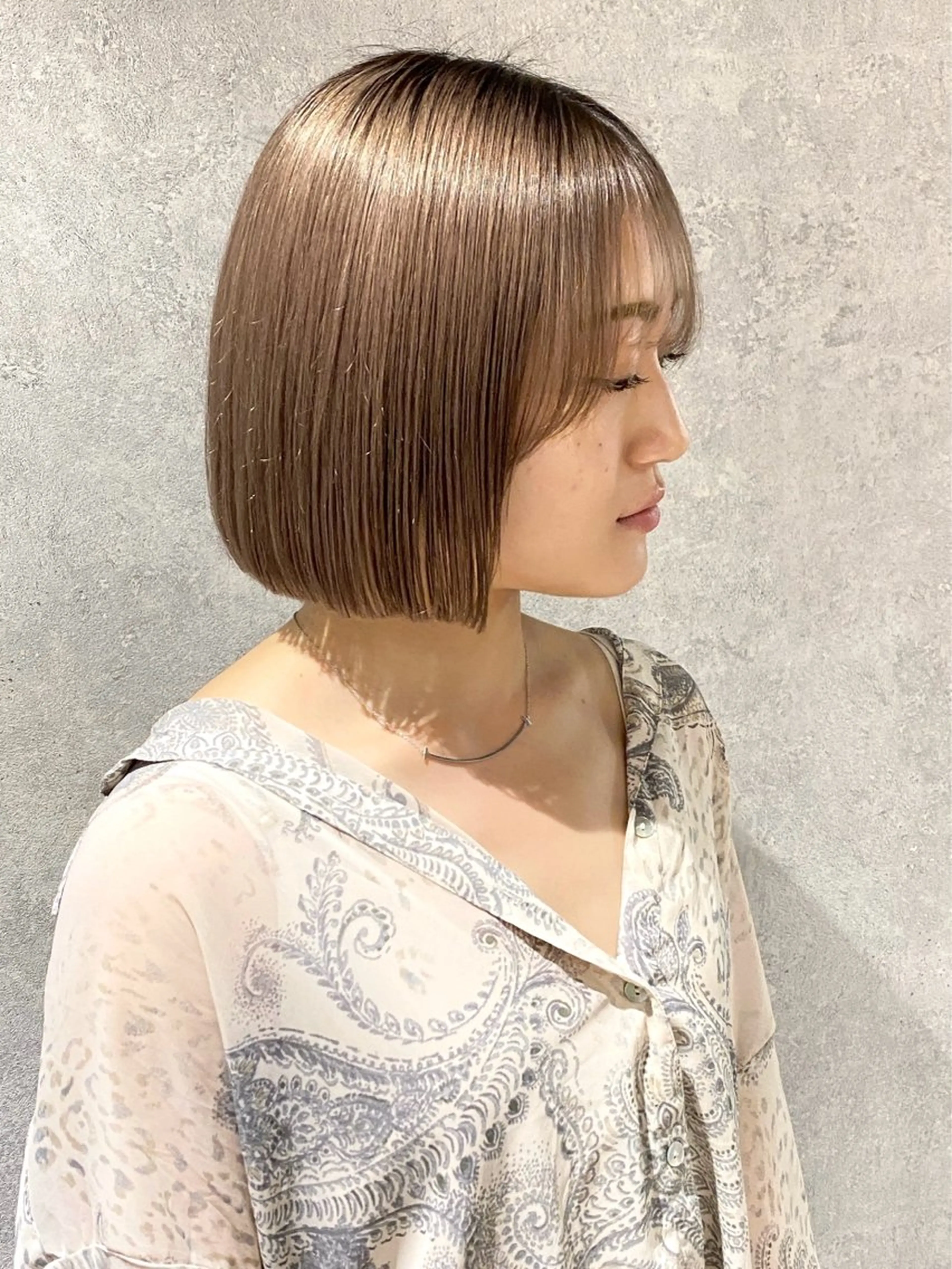 ショート カラー 切りっぱなしボブ ベージュカラー ブリーチ 透明感カラー ハイトーンカラー カット トリートメント saki🌼ボブ× 透明感カラー🌼のヘアスタイル