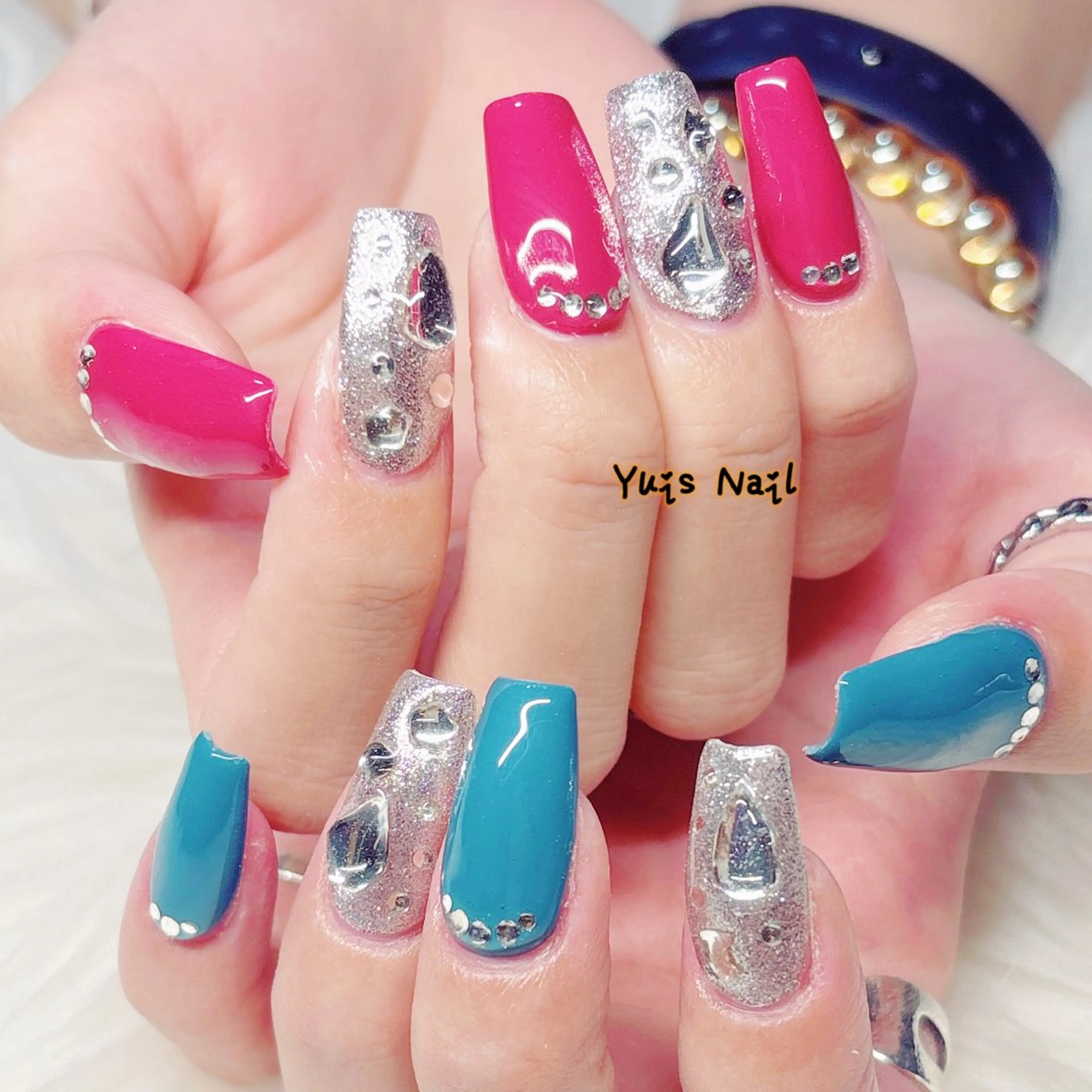 ネイル グリーン キラキラネイル 持ち込み 赤色 スカルプネイル ハンドネイル Yuis Nailスカルプ専門のネイルデザイン