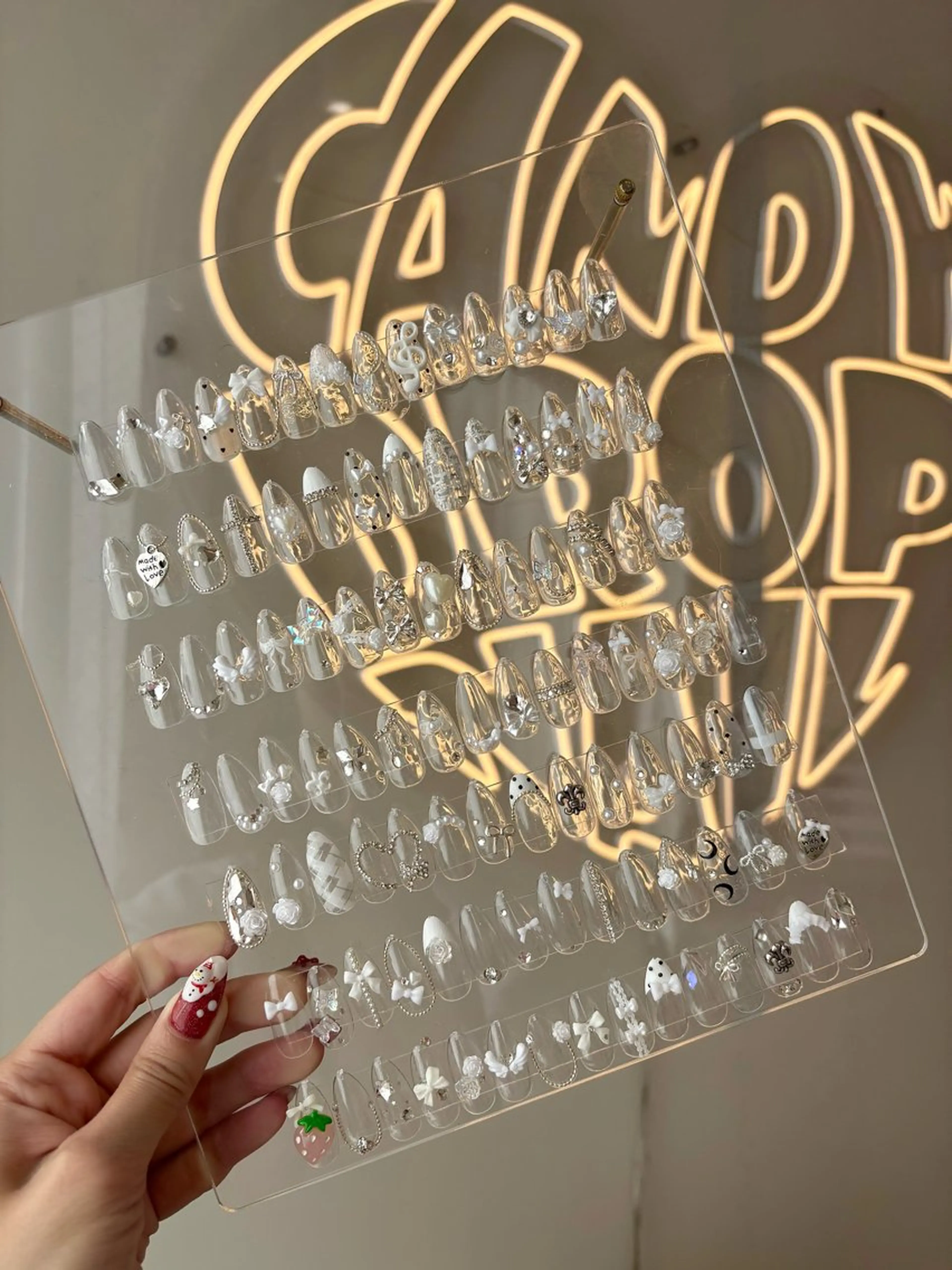 ネイル アートネイル キラキラネイル ワンホンネイル ハンドネイル AKANE 🧴のネイルデザイン