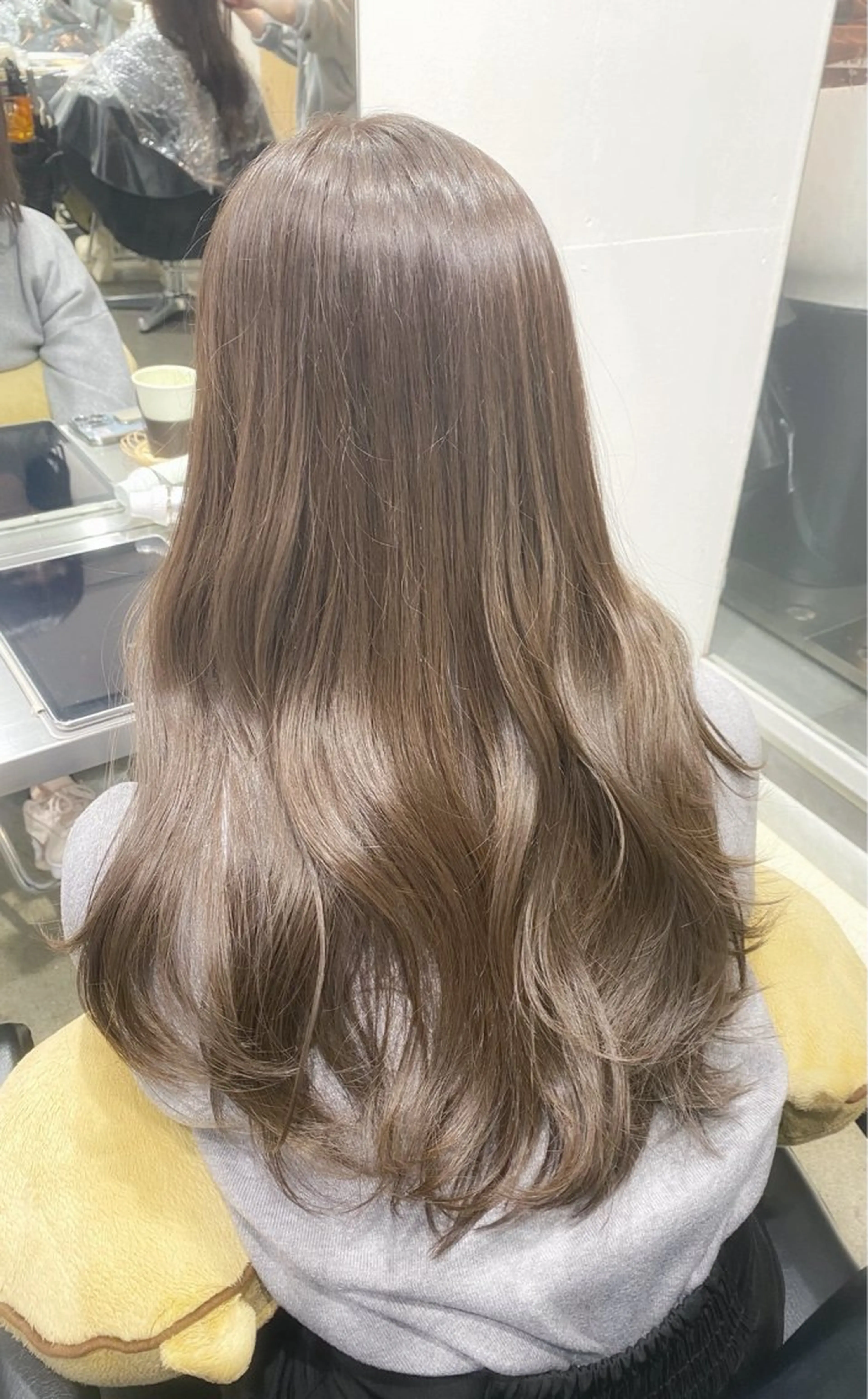 セミロング カラー ブリーチ 透明感カラー グレージュ ブリーチなしカラー レイヤーカット SALOWIN新宿三丁目【サロウィン】所属・ハッシュレイヤー💐 透明感カラー💐青木のヘアスタイル