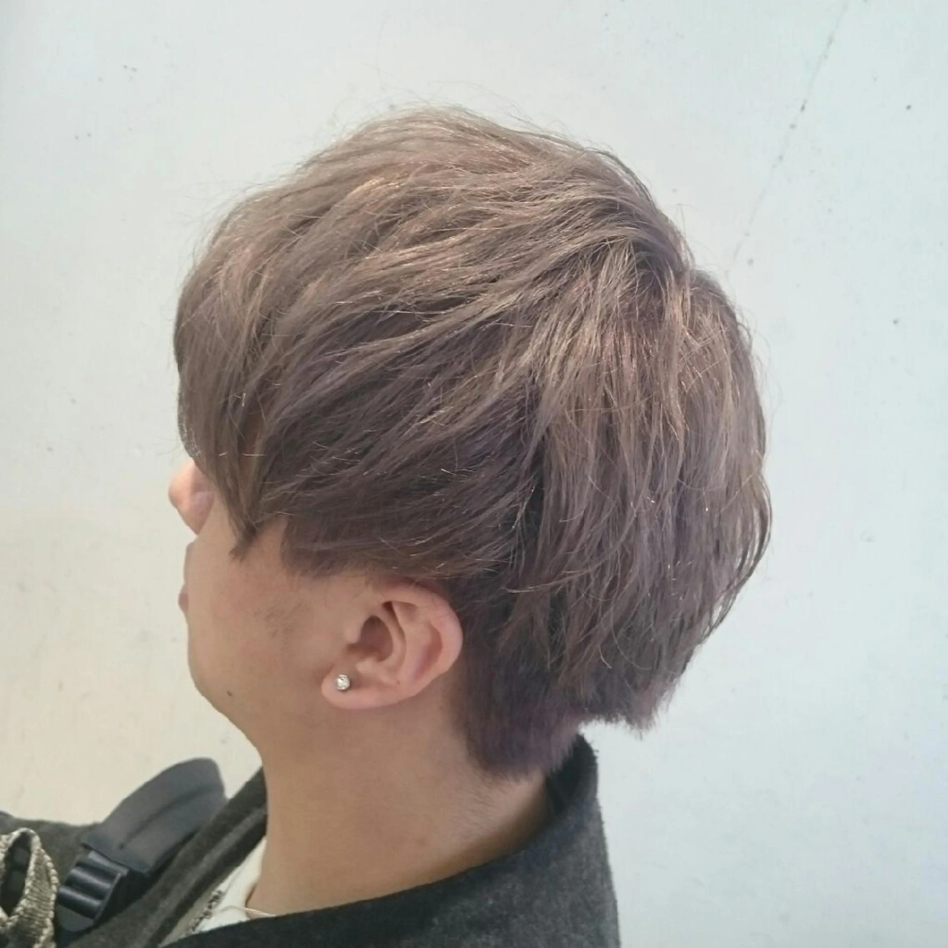 ショート カラー ベージュカラー ブリーチ 透明感カラー ミルクティーベージュ E Komo hair所属・Wow❕E Komo hair 永井一輝のヘアスタイル