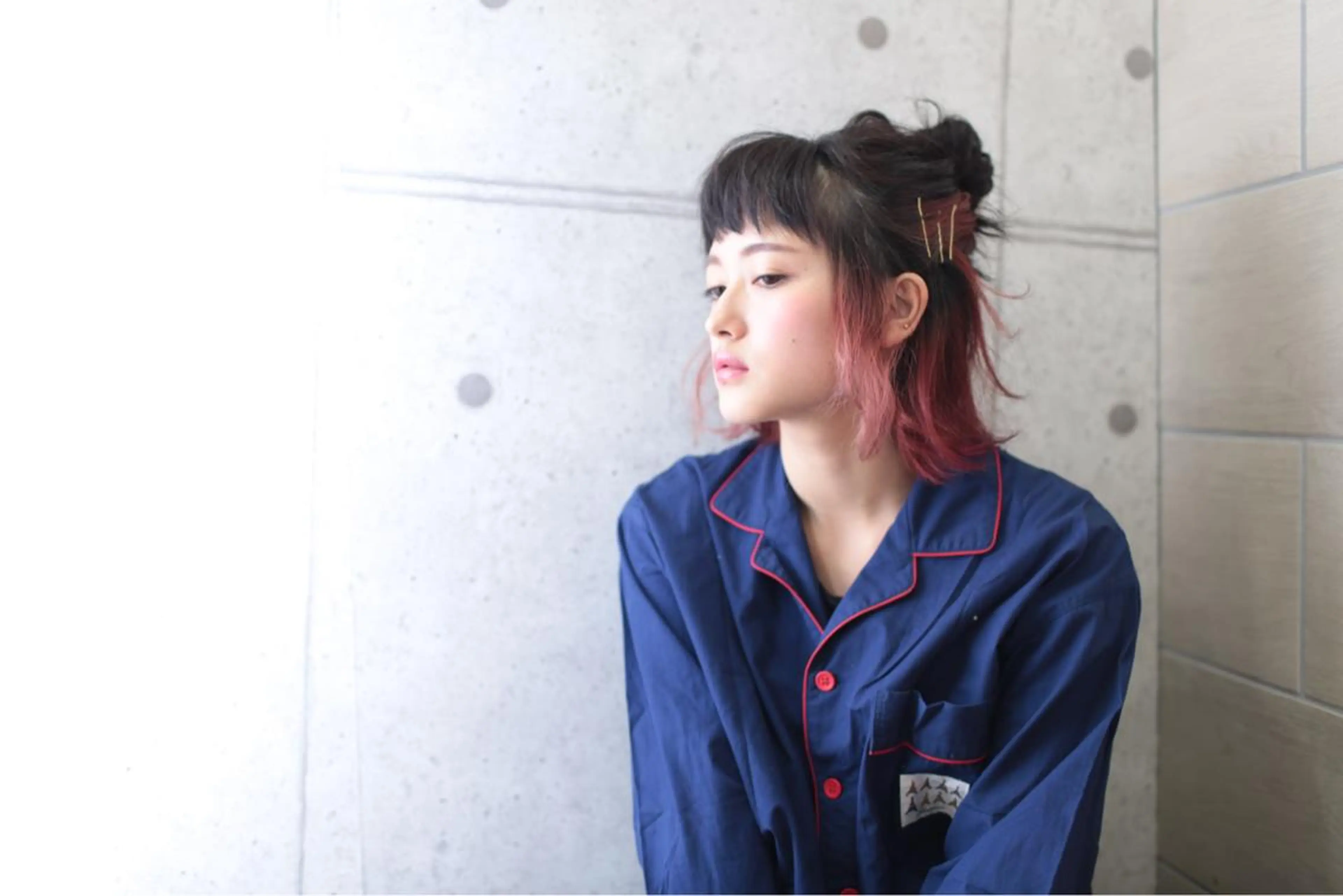 ミディアム カラー ヘアアレンジ お団子ヘア アッシュ ベージュカラー ブリーチ イルミナカラー 山下 直人のヘアスタイル