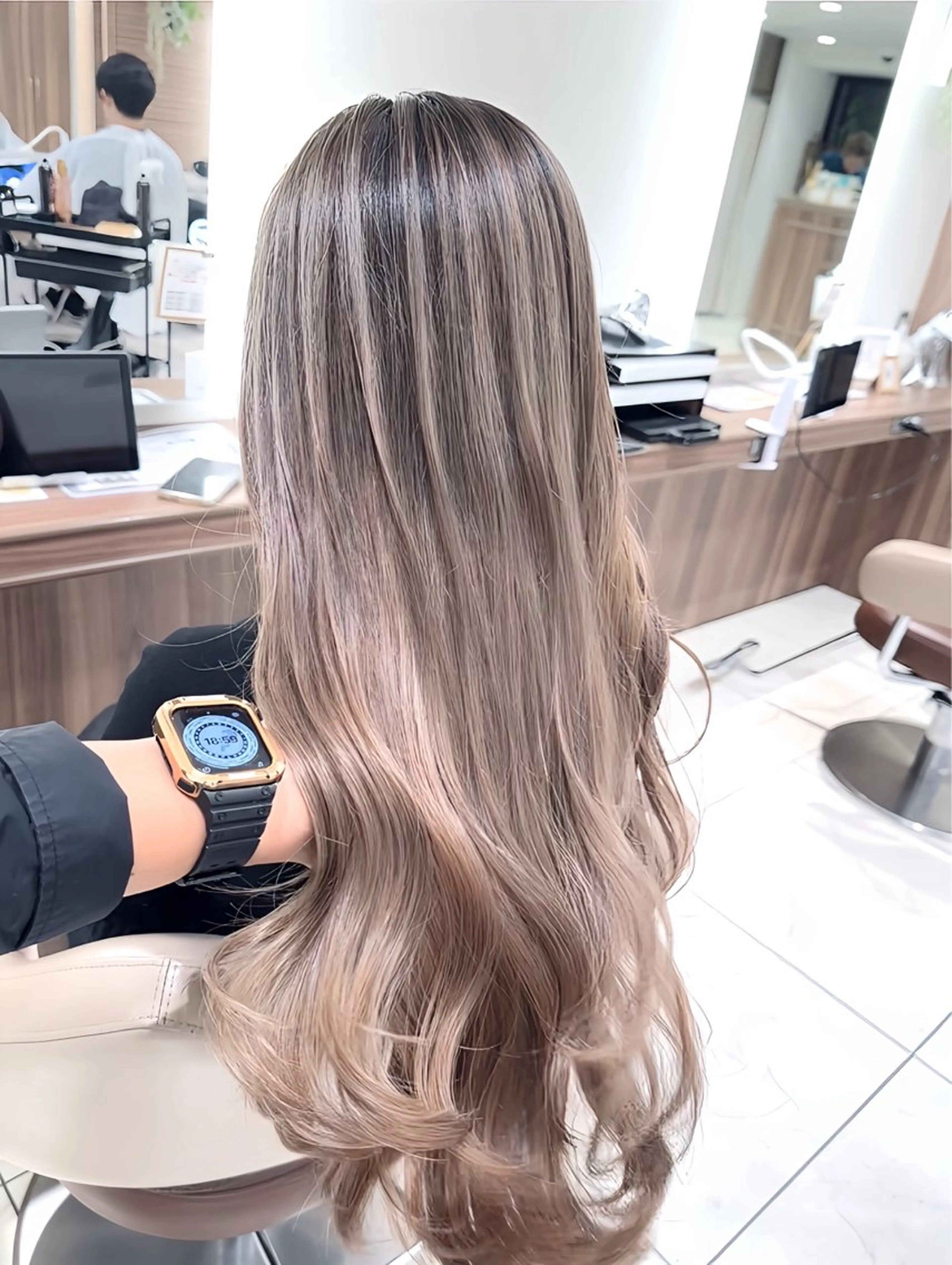 ロング カラー バレイヤージュ ベージュカラー グレージュ ハイライトカラー ミルクティーベージュ ヘアカラー トリートメント 澤田 隆誠のヘアスタイル