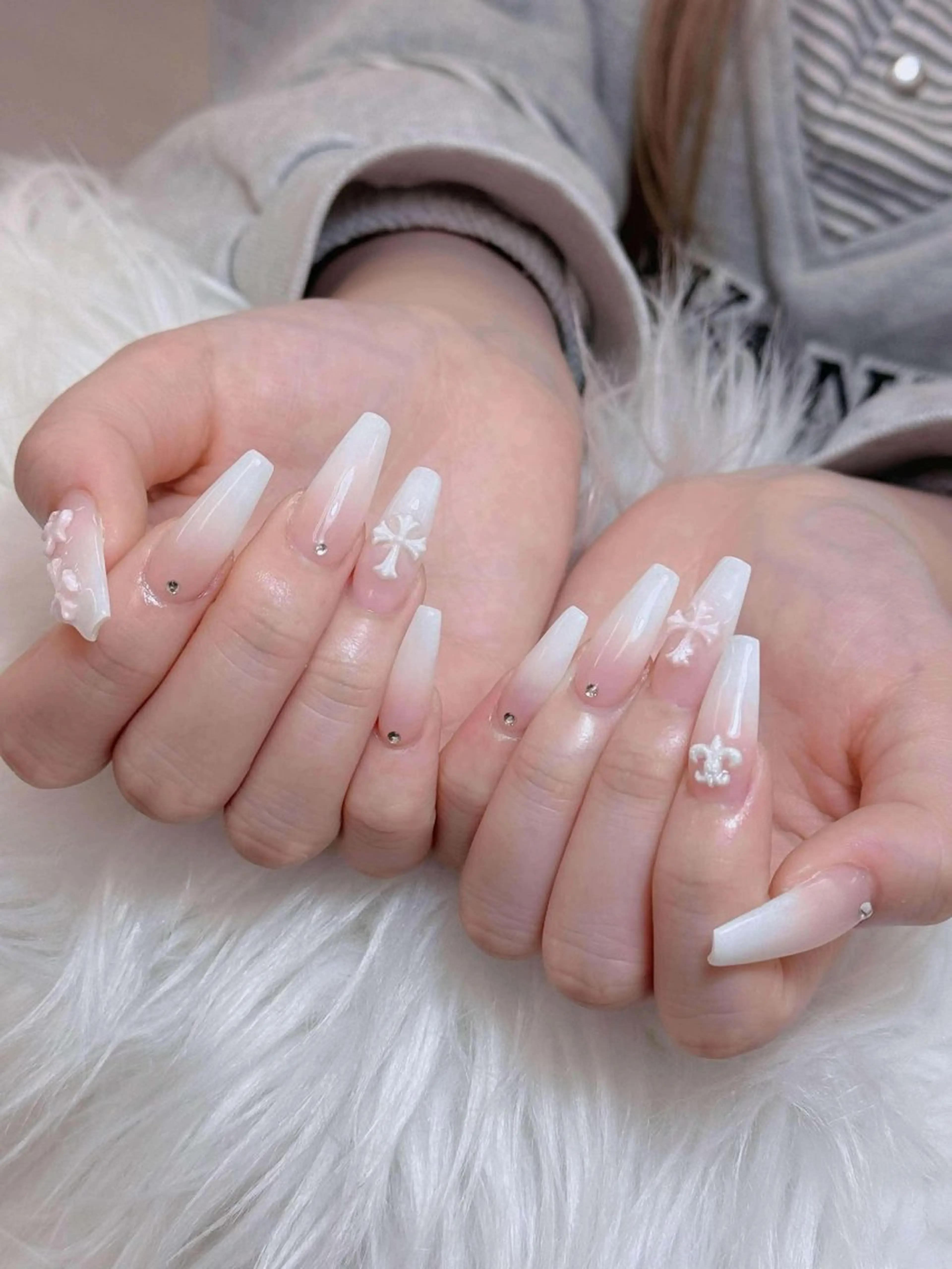 ネイル アートネイル オーロラネイル チークネイル 長さ出し フットネイル ハンドネイル ハンドケア Mio_ Noiranailのネイルデザイン