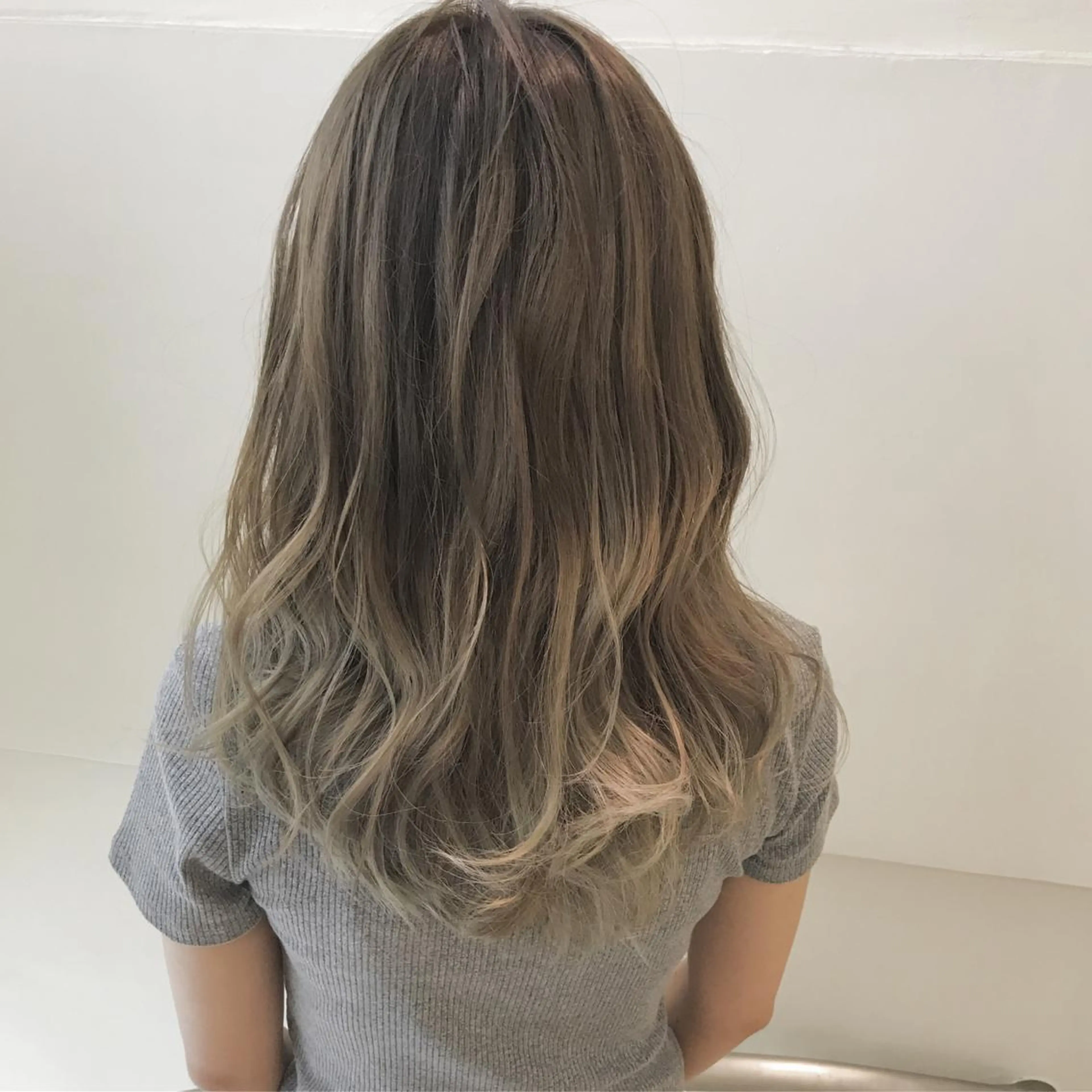 セミロング カラー ベージュカラー グラデーションカラー ハロウィン AILEE所属・ウルフカット レイヤーカット上柿のヘアスタイル