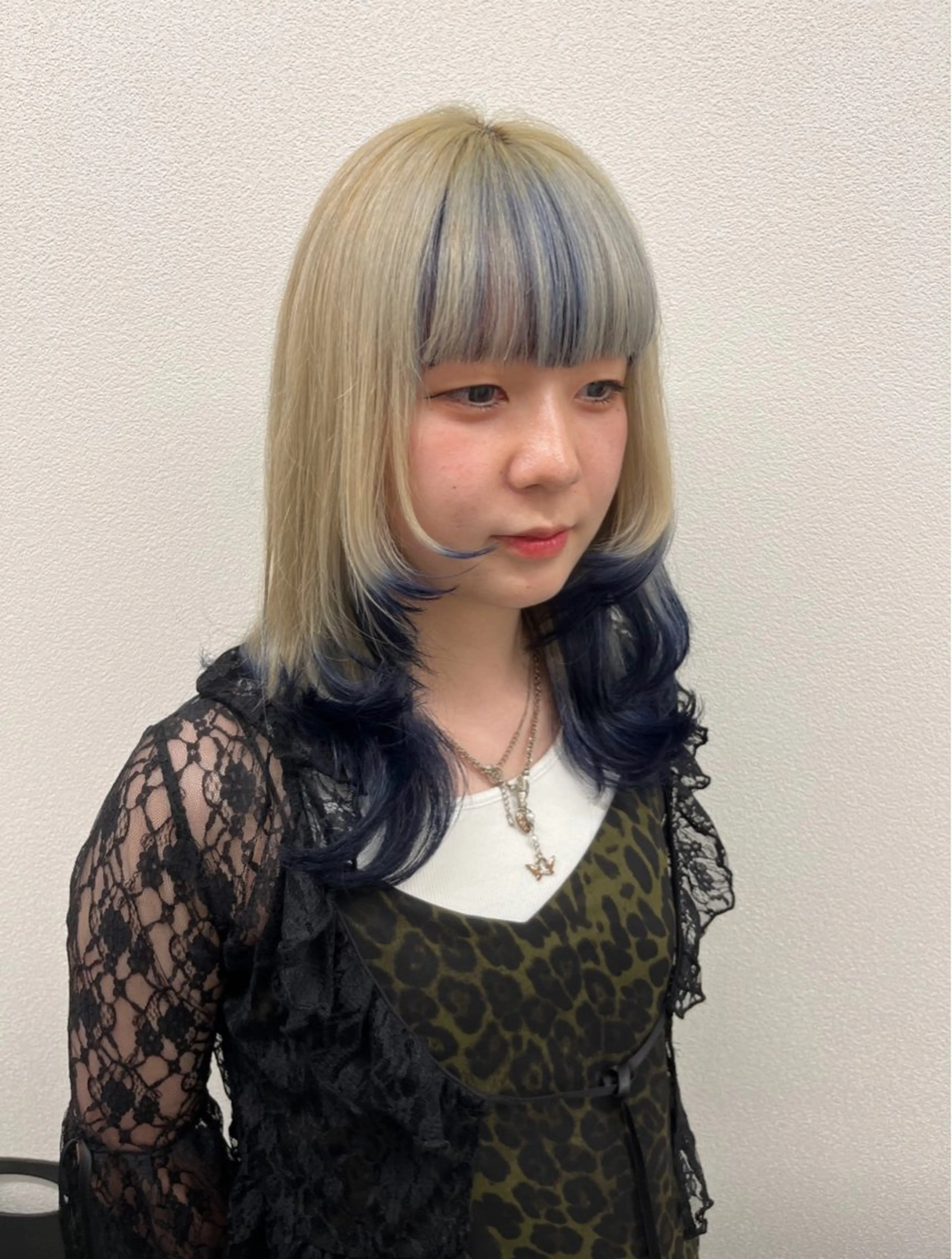 セミロング カラー ヘアアレンジ 艶髪ハイトーン🫧 Kurehaのヘアスタイル