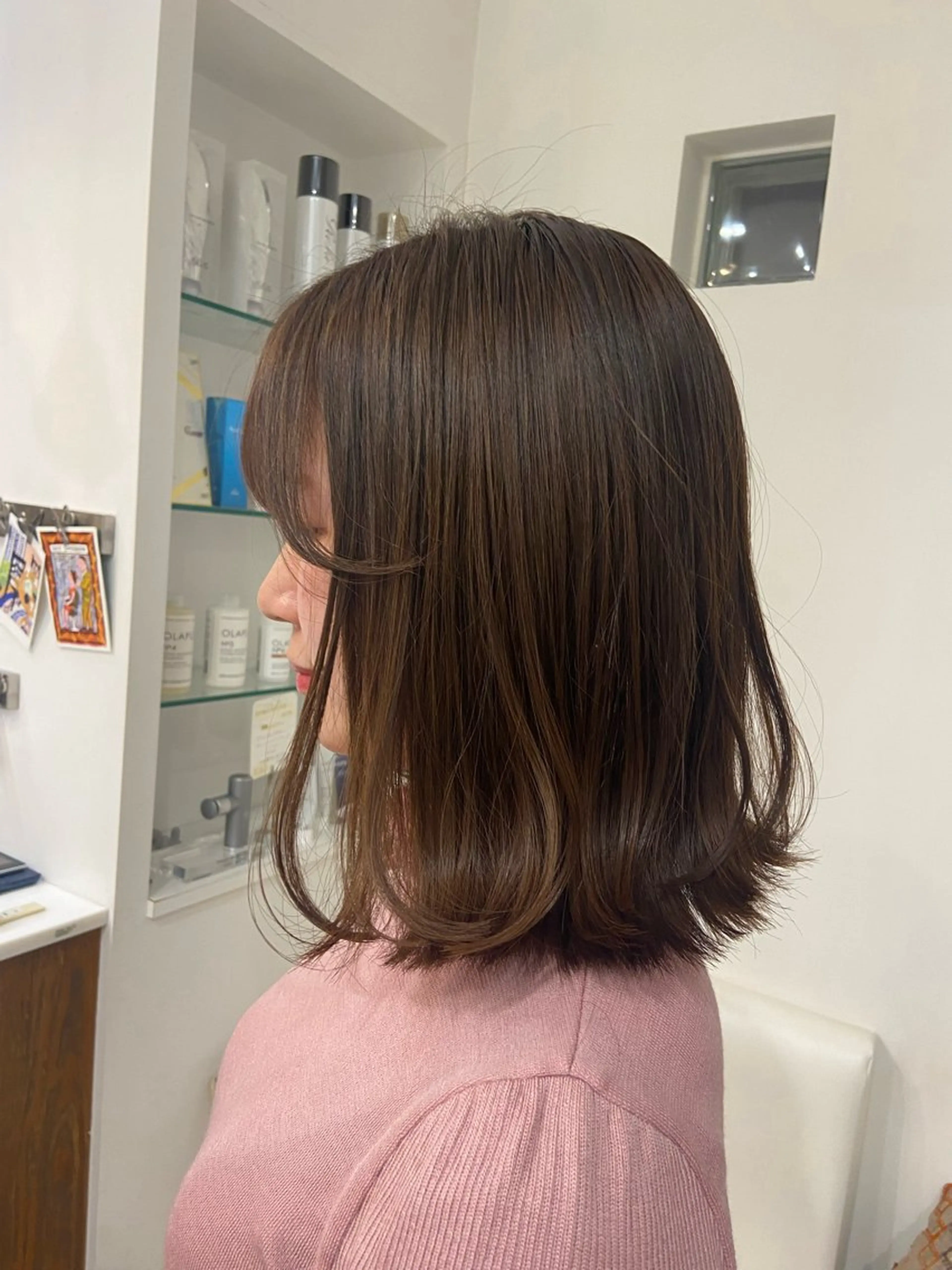 ミディアム 外ハネヘア atelier doux dimanche（アトリエ・ドゥー・ディマンシュ）所属・Fukamiレイヤー 透明感カラーのヘアスタイル