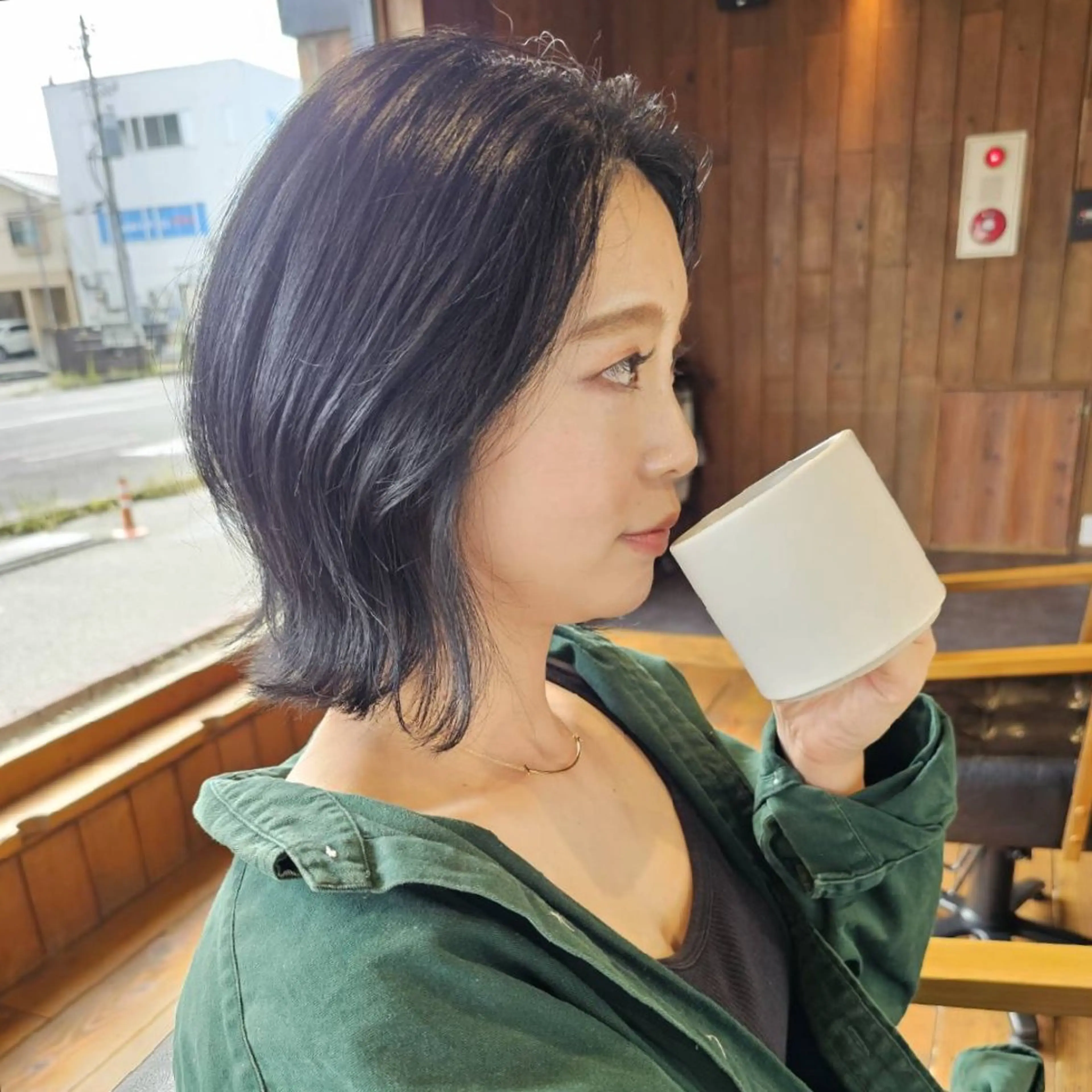 ミディアム カラー 黒髪 ネイビーカラー レイヤーカット 外ハネヘア O.hair designers所属・シールエクステ🎀 ホシノ🕒ユウカのヘアスタイル