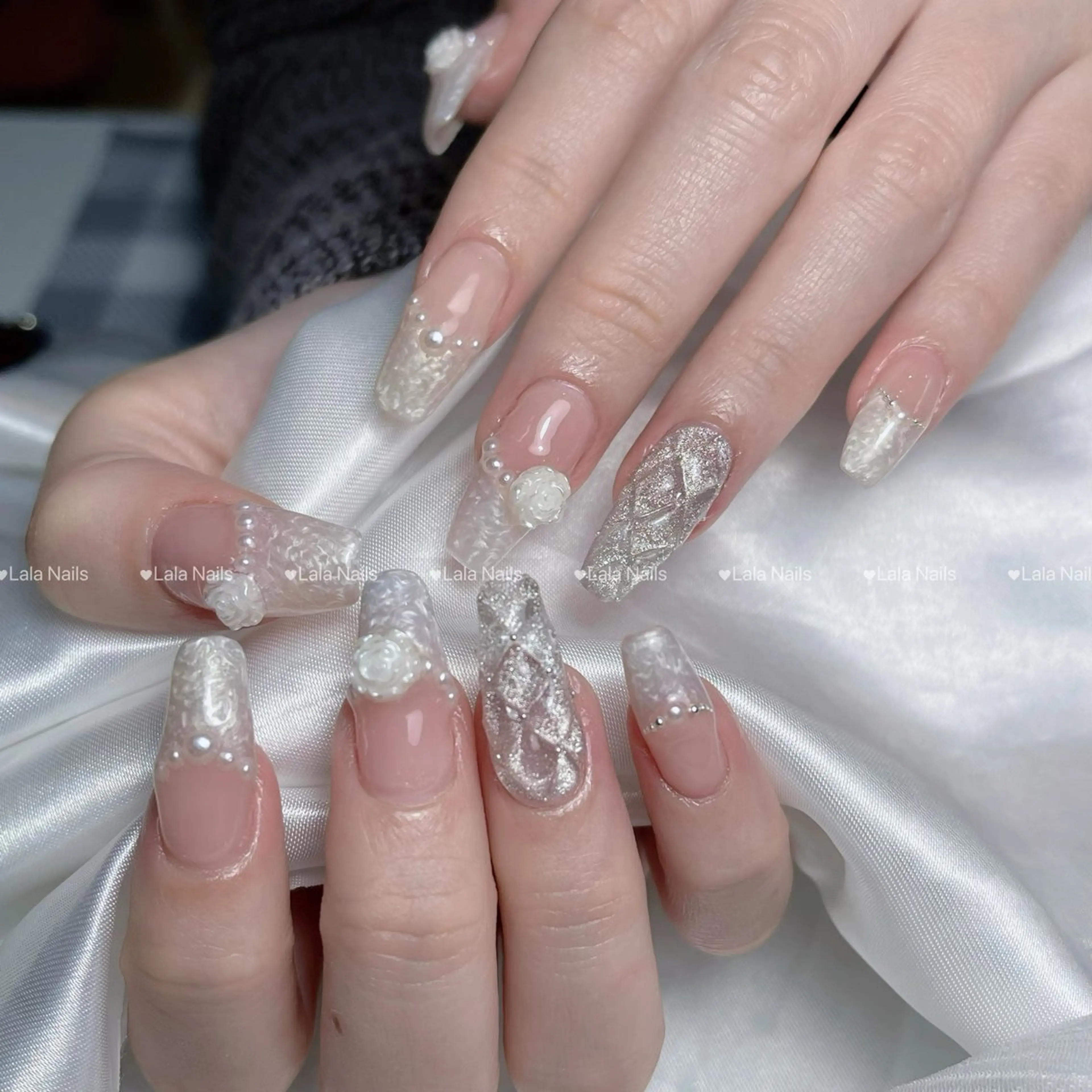 ネイル アートネイル 長さ出し フレンチネイル グラデーション キラキラネイル Lala Nails所属・Lala Nailsのネイルデザイン