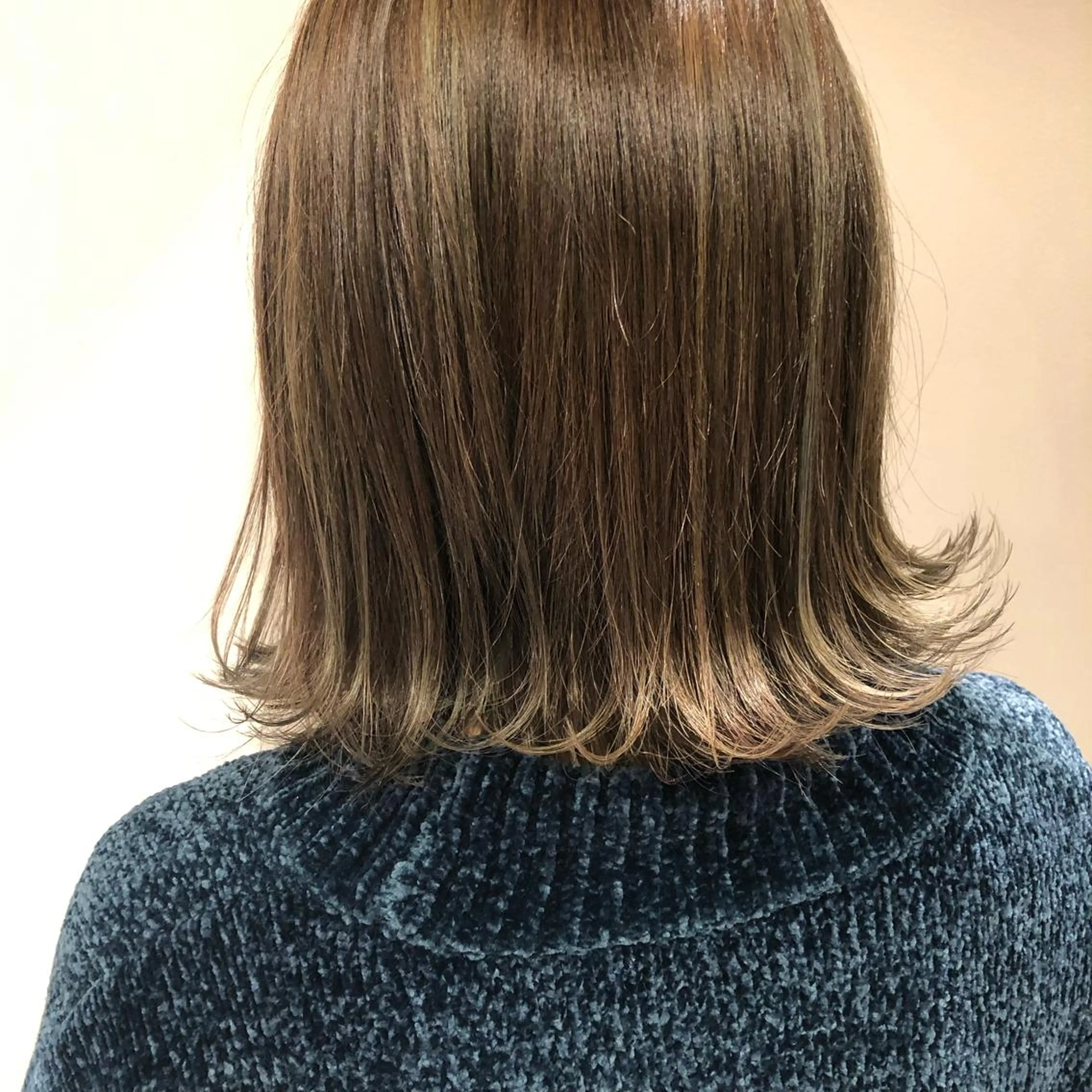 ミディアム カラー カット 小森 樹奈のヘアスタイル
