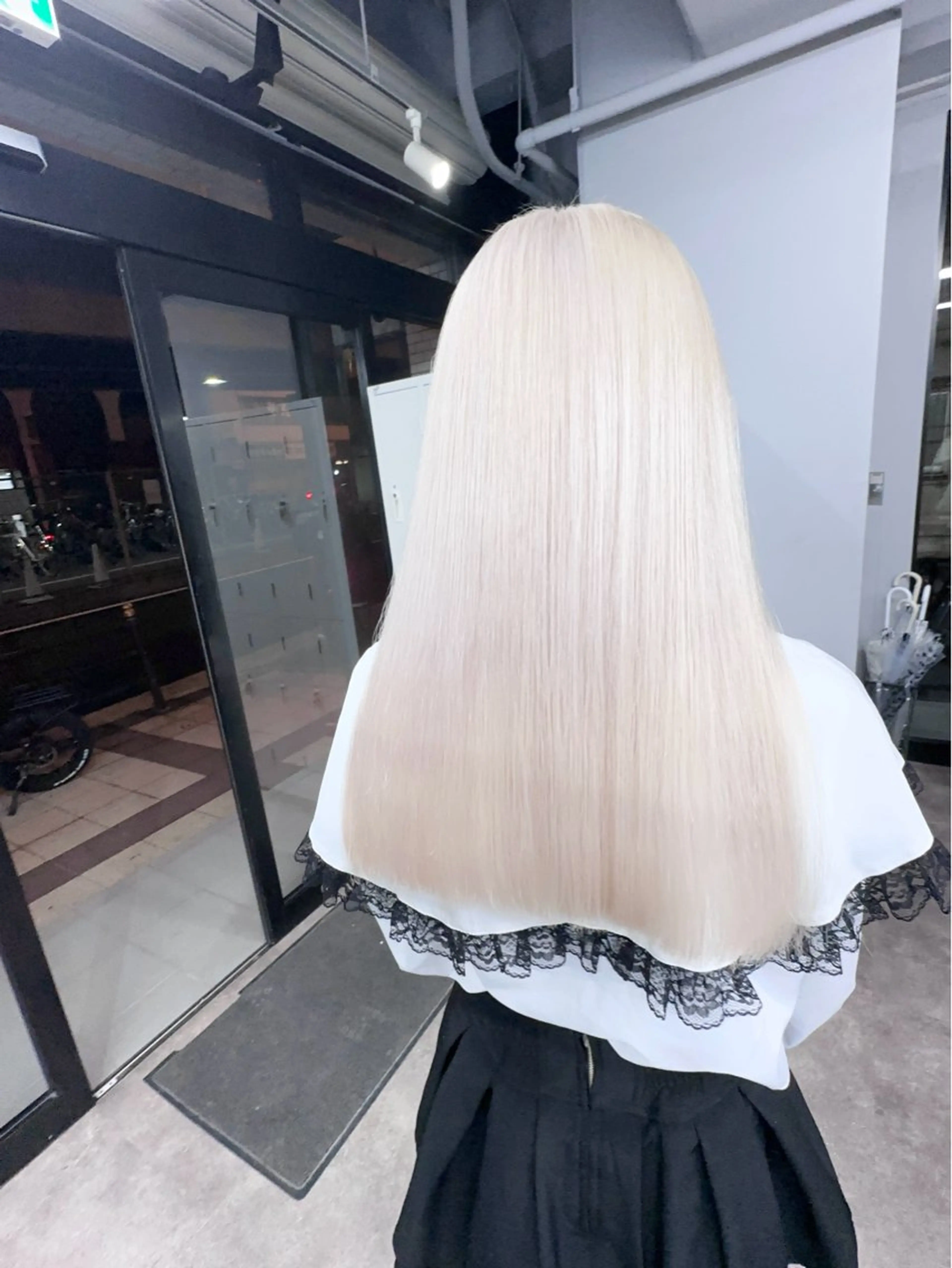 ロング 前髪カット🩶レイヤ ー🩶ハイトーン🩶のヘアスタイル