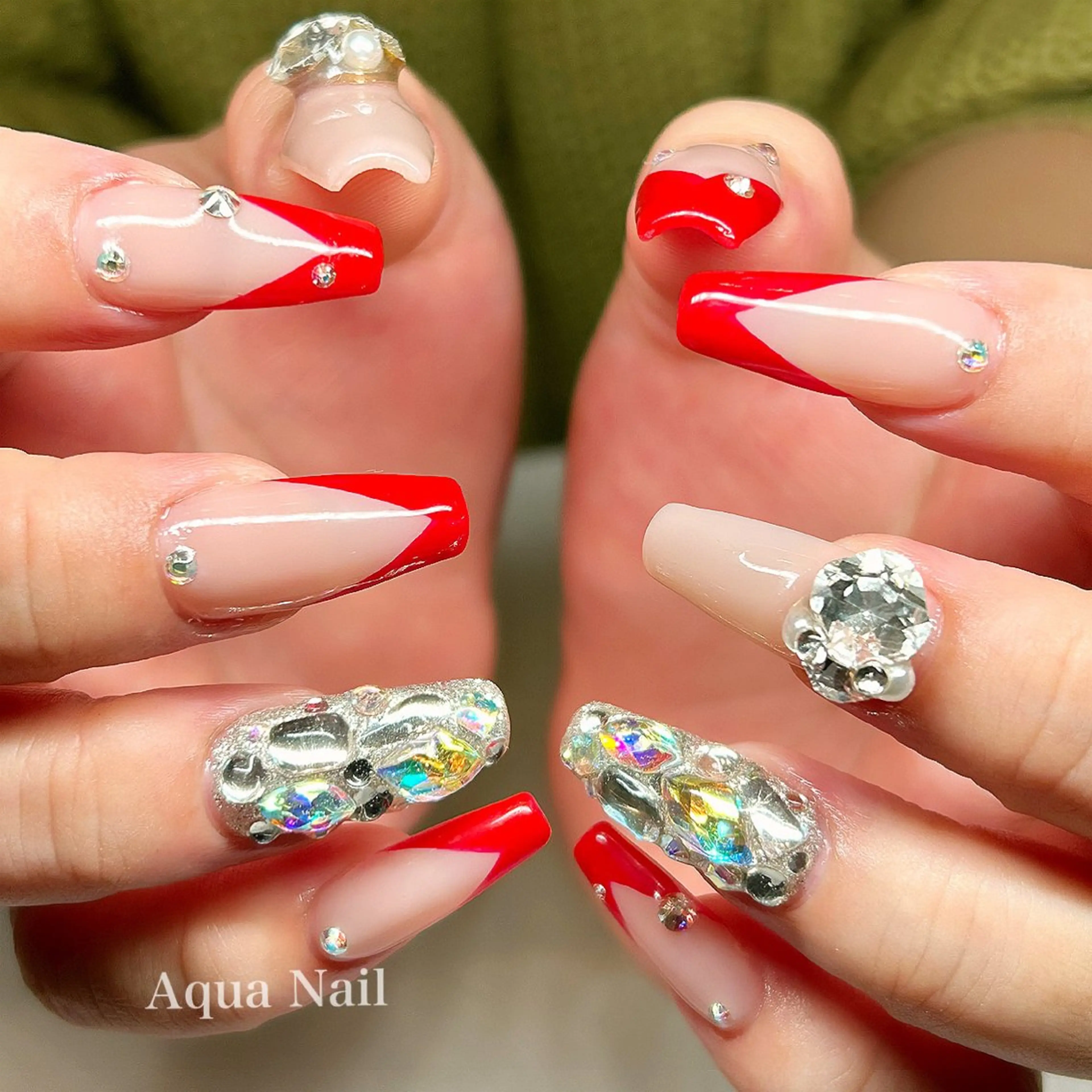 ネイル フレンチネイル 赤色 ストーンネイル ハンドネイル AQUA NAIL所属・AQUA NAILのネイルデザイン