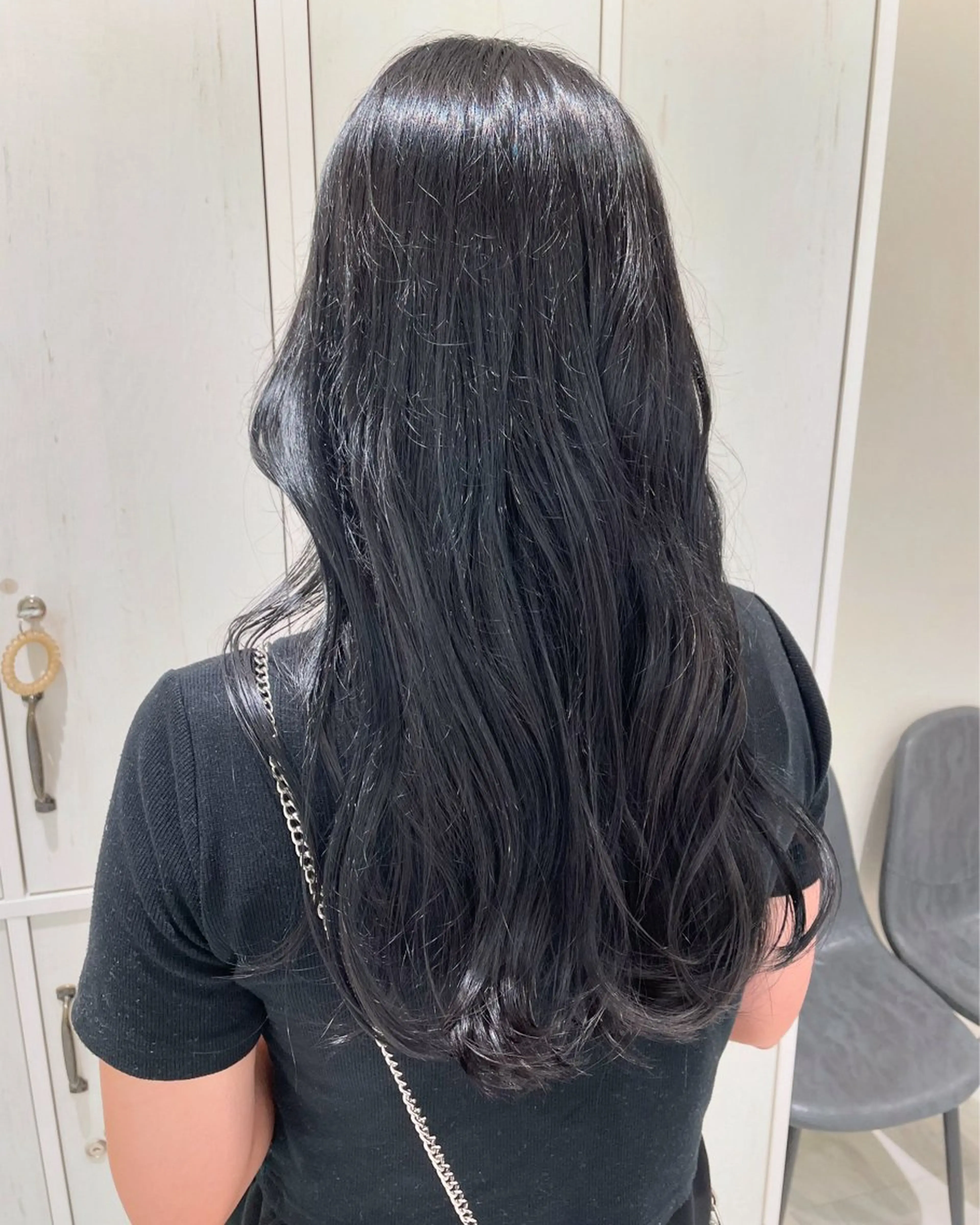 ロング カラー ヘアアレンジ 黒髪 ブリーチ ブルーカラー ブルーブラック 西野 楓加のヘアスタイル