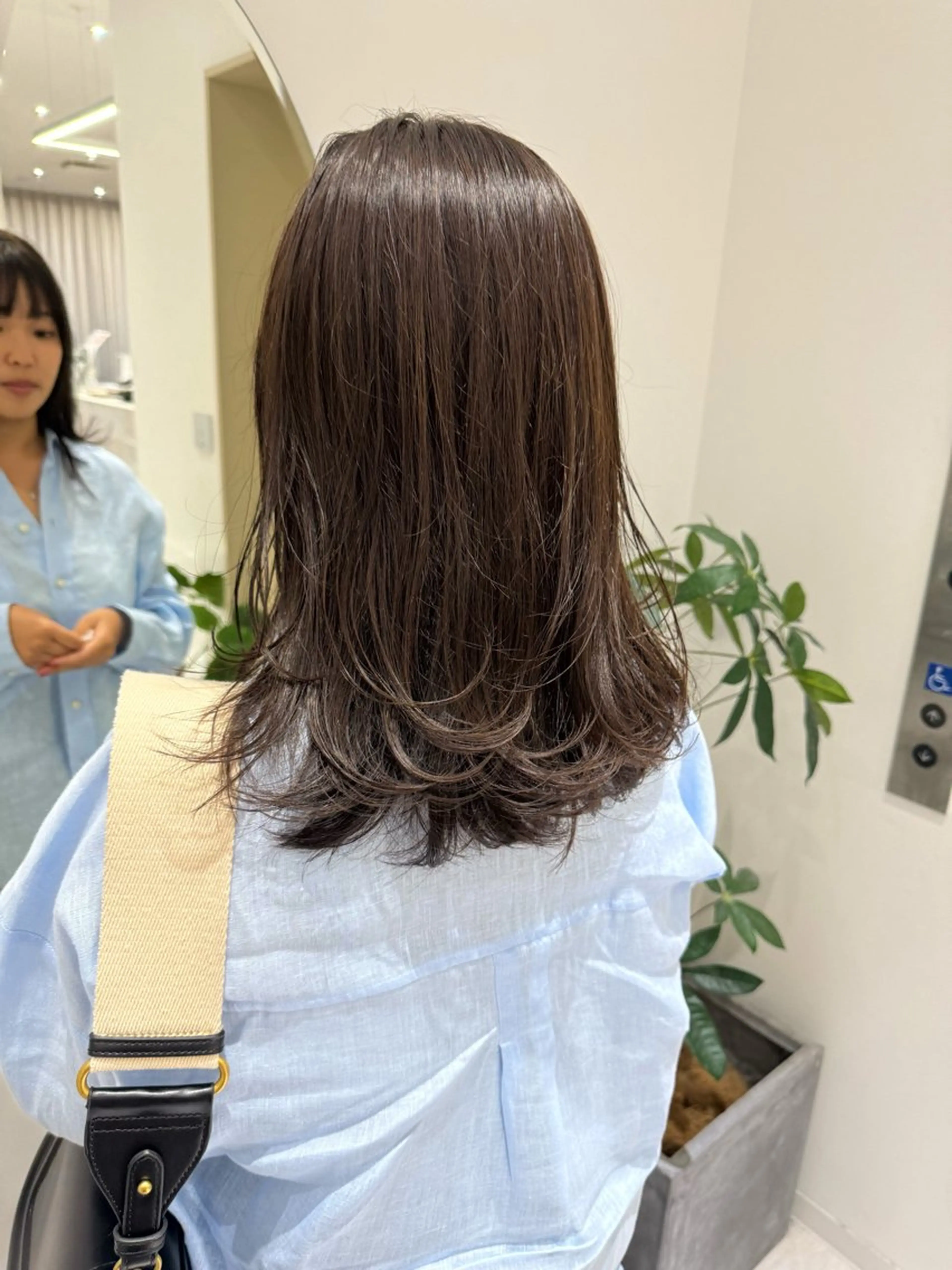 ミディアム カラー グレージュ オリーブグレージュ オリーブグレー レイヤーカット カット ヘアカラー トリートメント 透け 艶感カラー 顔周り 齊木 勇人のヘアスタイル