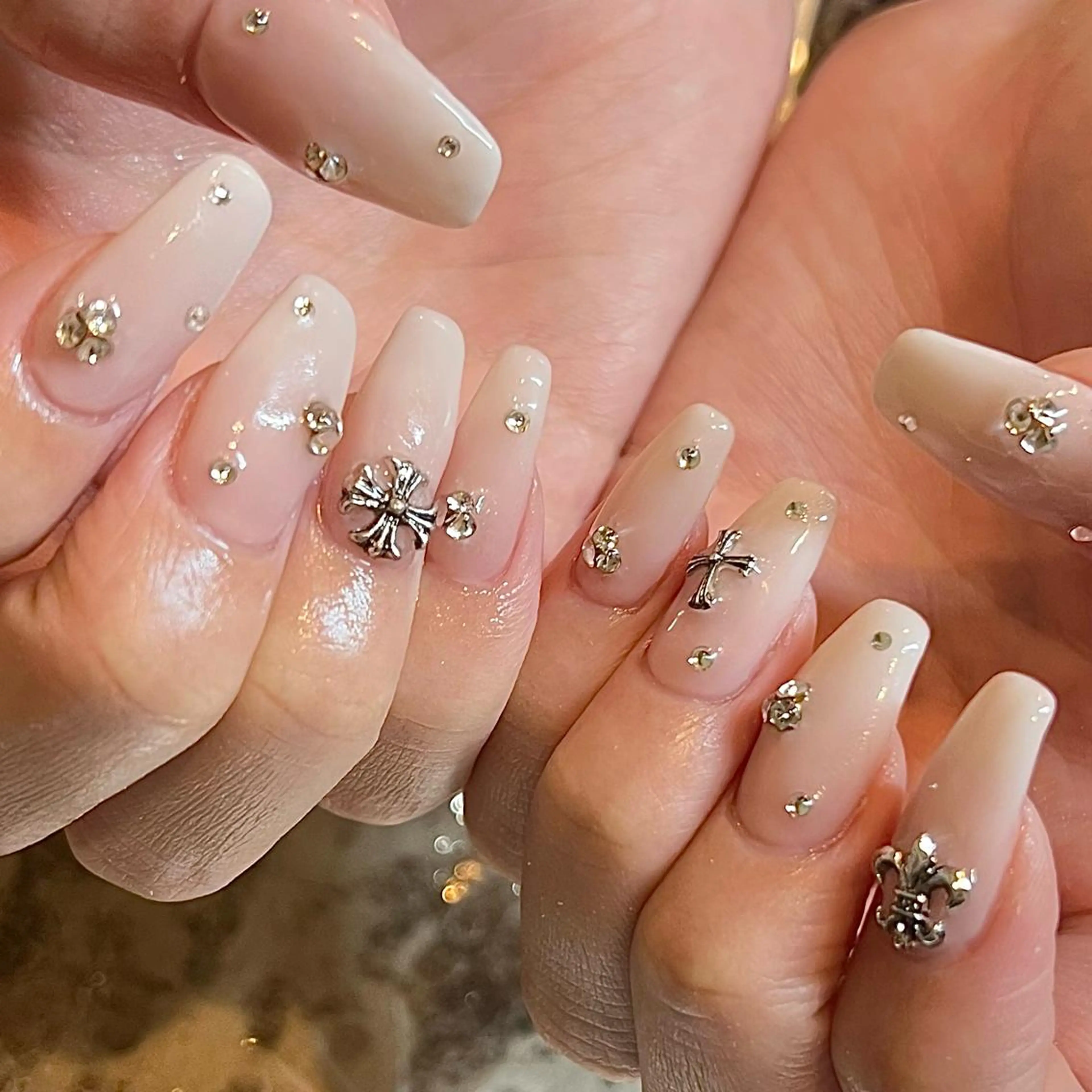 ミディアム ネイル グラデーション ハンドネイル H🌺 NAILのネイルデザイン