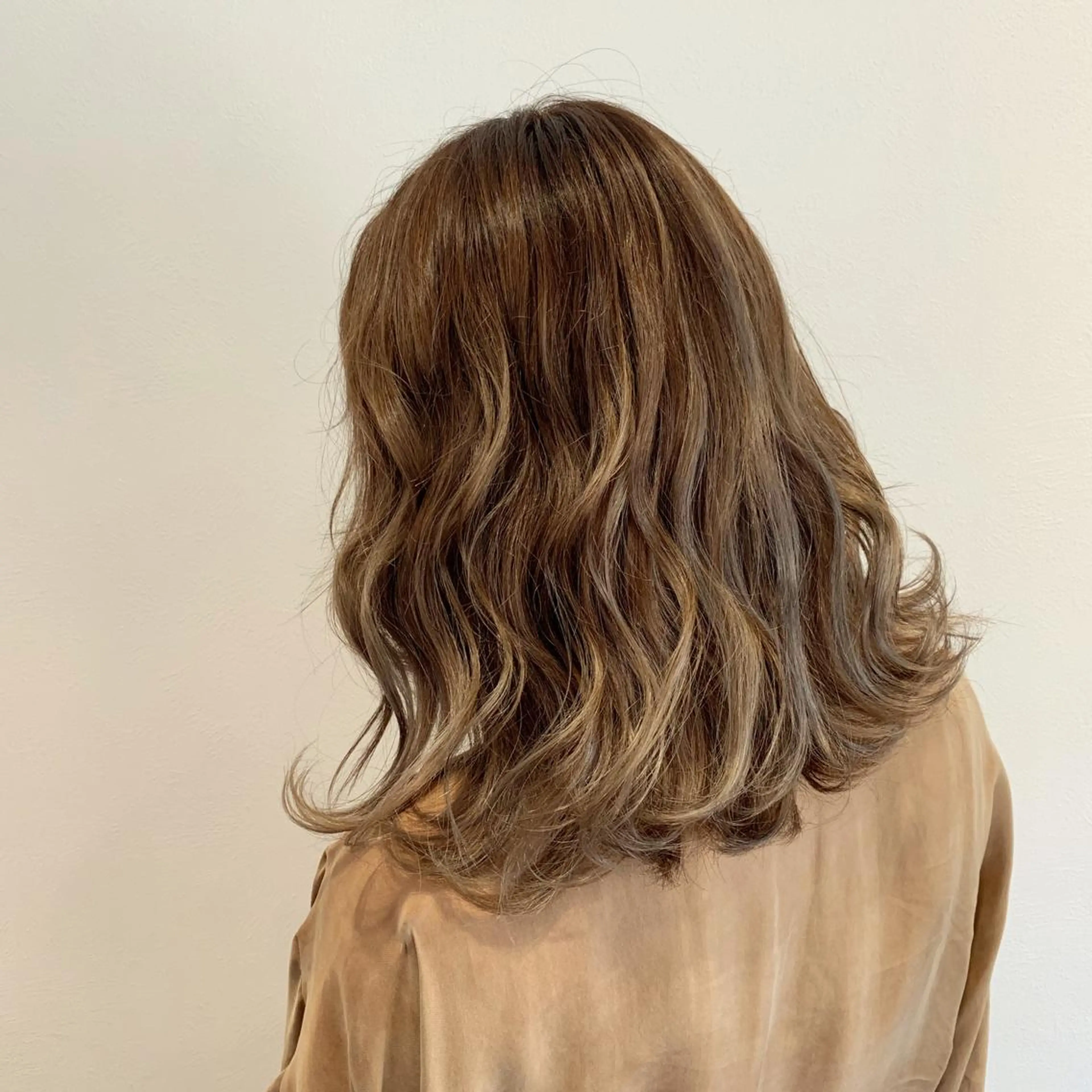 ミディアム カラー アッシュ ミルクティーアッシュ カット ヘアカラー 守屋 颯太のヘアスタイル