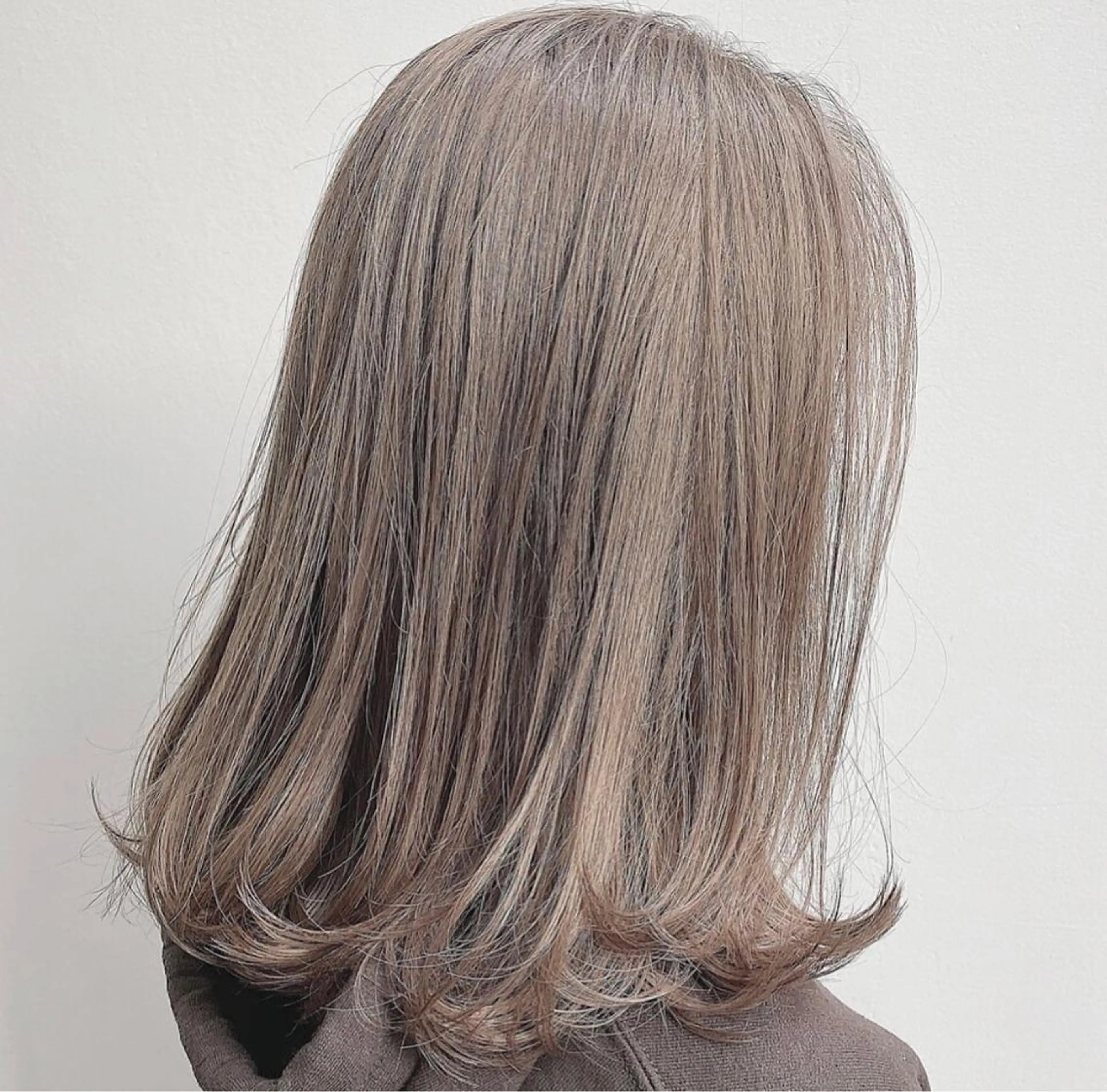 セミロング カラー アディクシーカラー ベージュカラー 黒髪 ブリーチ ブルーカラー ヘアカラー トリートメント 藤澤 夏実/インナーカラーのヘアスタイル