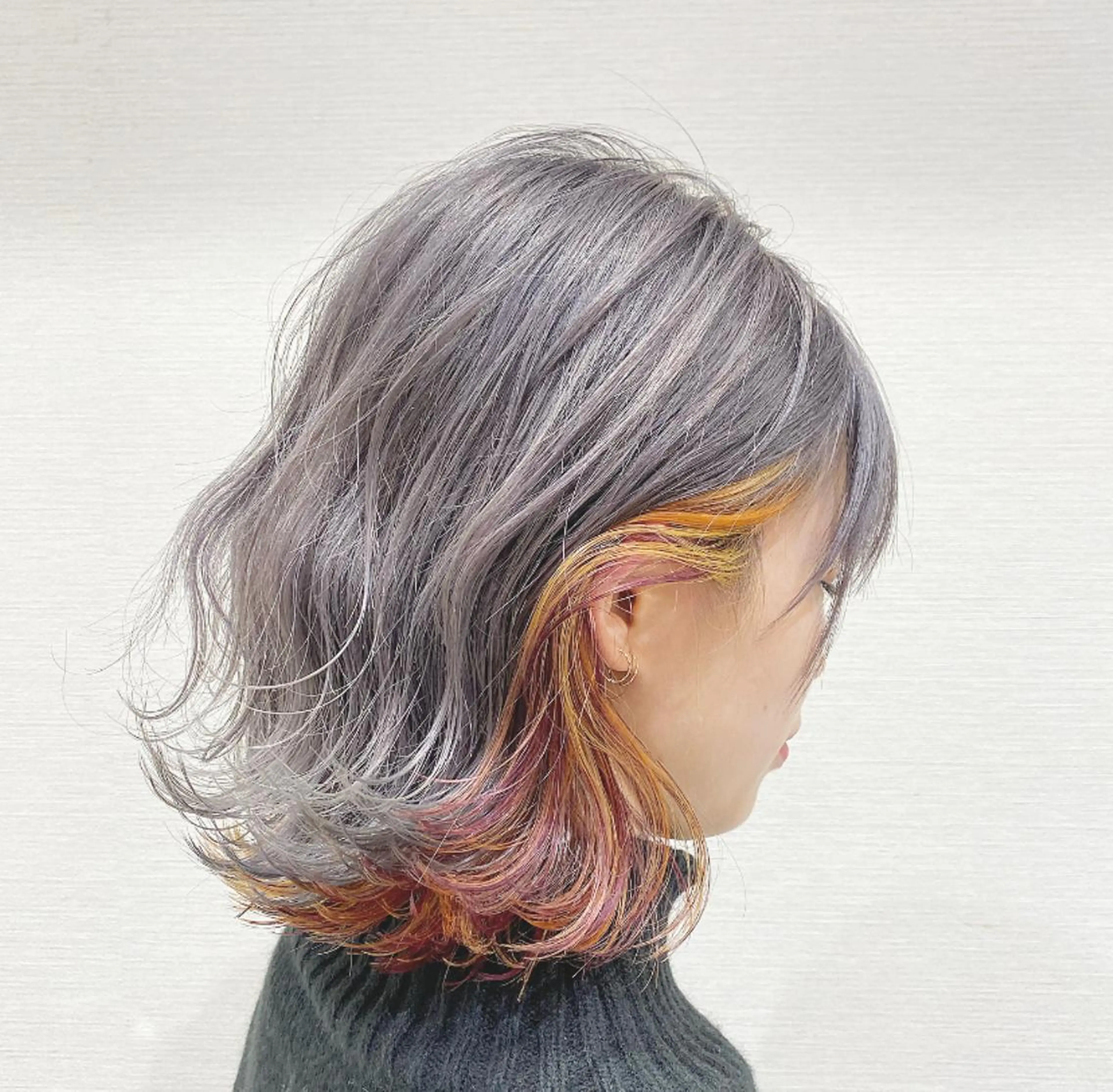 ミディアム カラー ブリーチ ケアブリーチ インナーカラー レイヤーカット/ 前髪顔周りカットのヘアスタイル