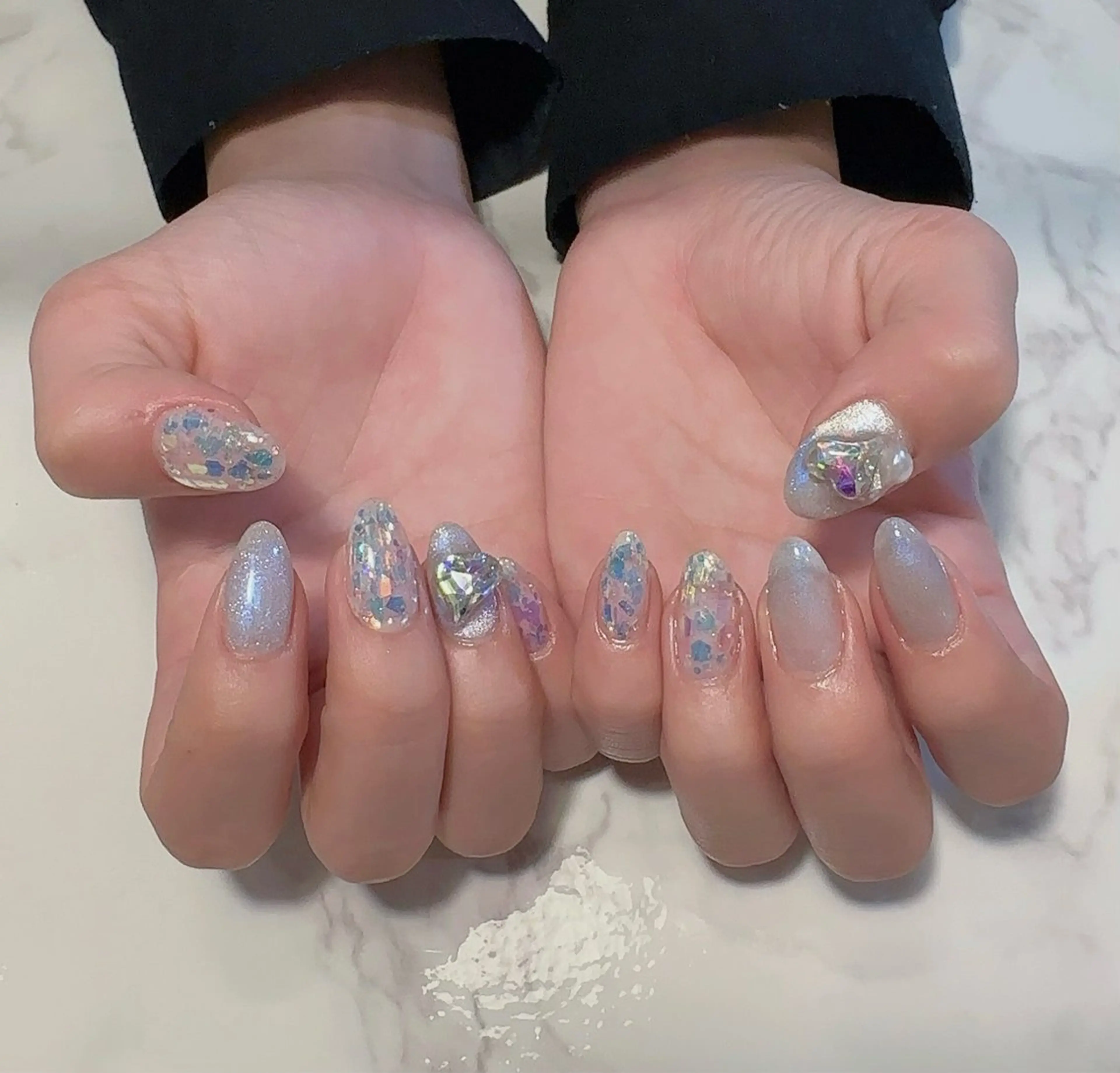 ネイル ブルー キラキラネイル ストーンネイル atelier chic+所属・atelier chic+のネイルデザイン