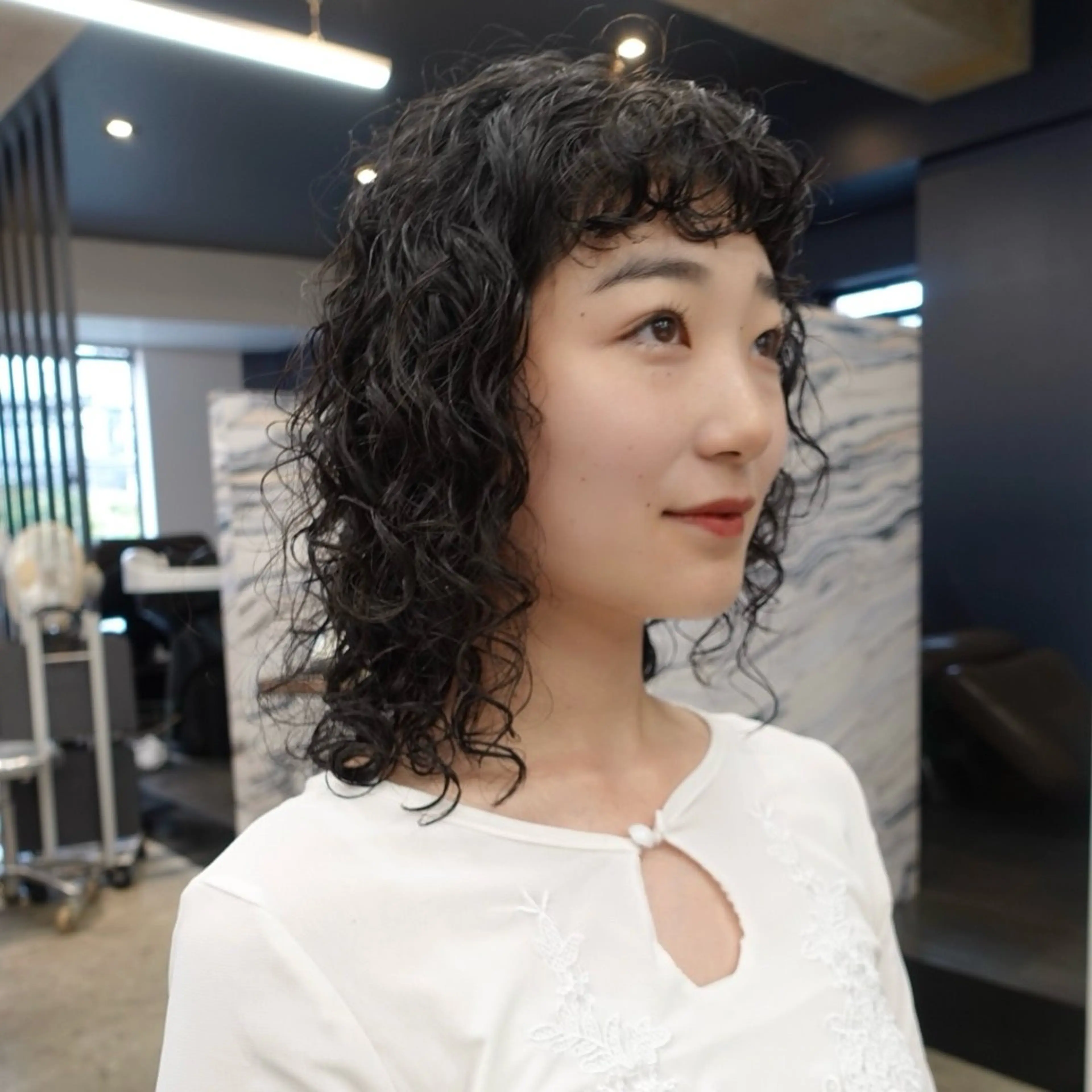 ミディアム パーマ ヘアアレンジ ミディアムパーマ レイヤーカット オン眉 カット パーマ 🌐サトウ リョウ🌐のヘアスタイル