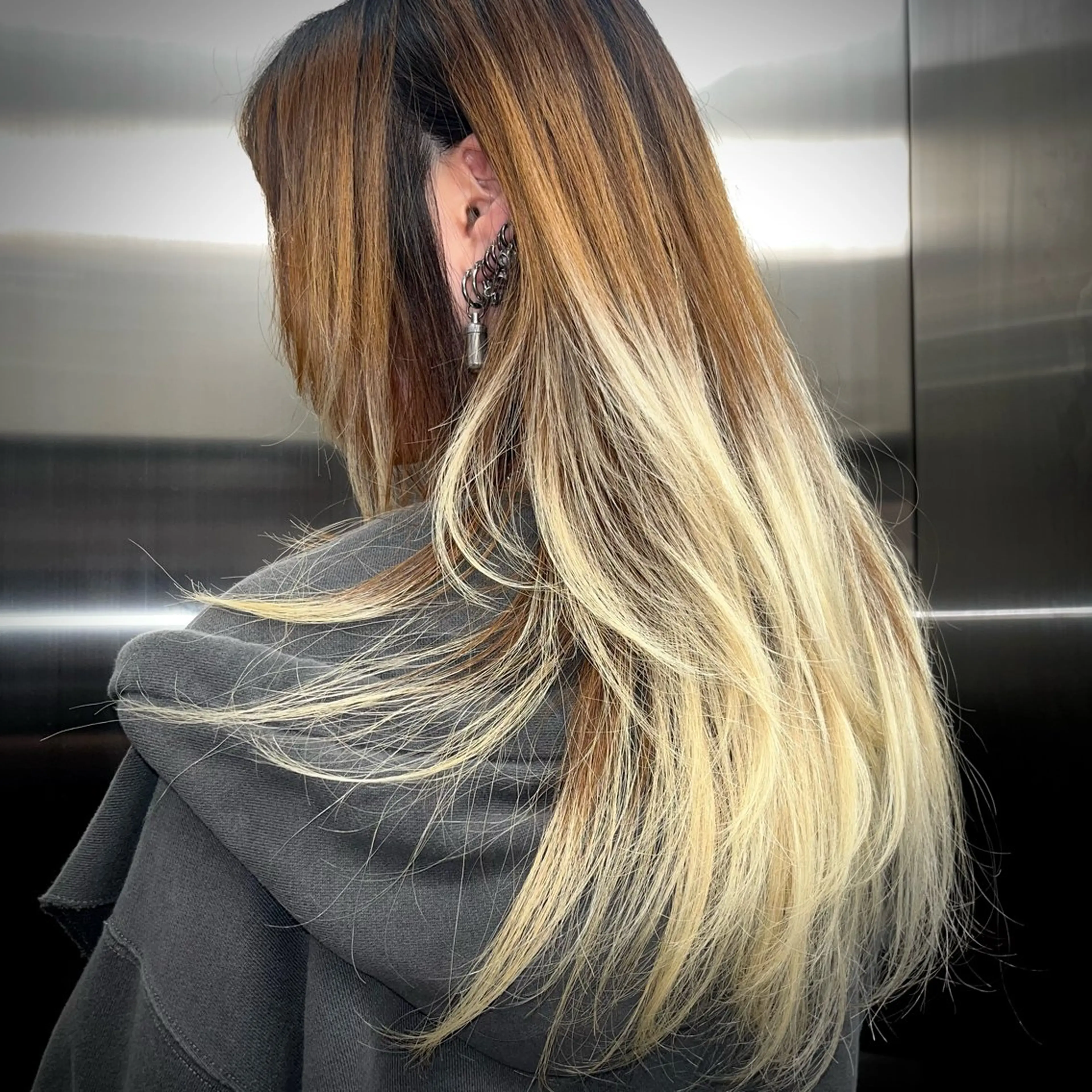 ロング ウルフとハイトーン オタク美容師のユウトのヘアスタイル